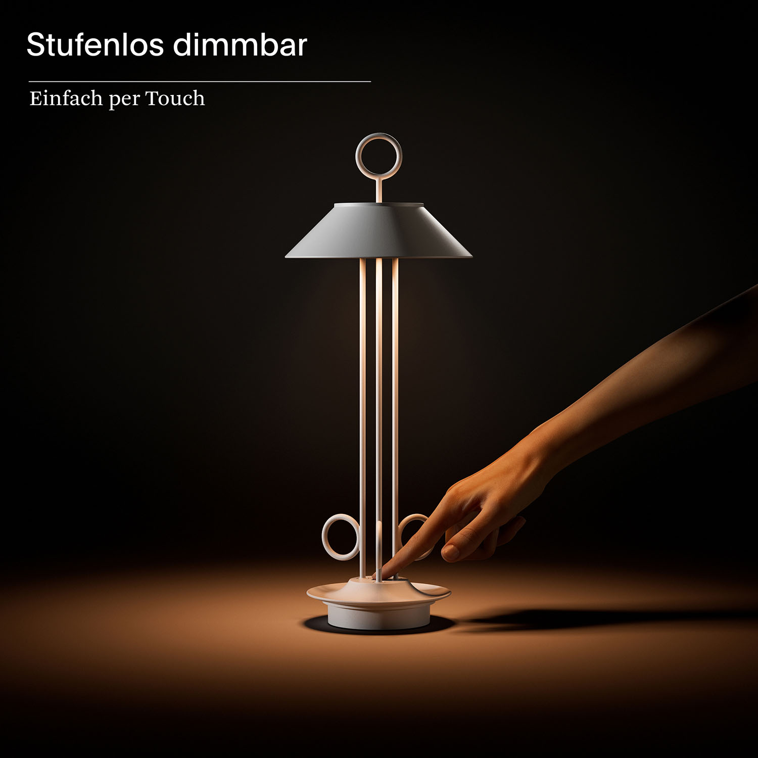 Moderne Lampe mit Hand, die ihre Basis berührt. Die Lampe ist weiß mit grauem Oberteil. Dunkler Hintergrund.