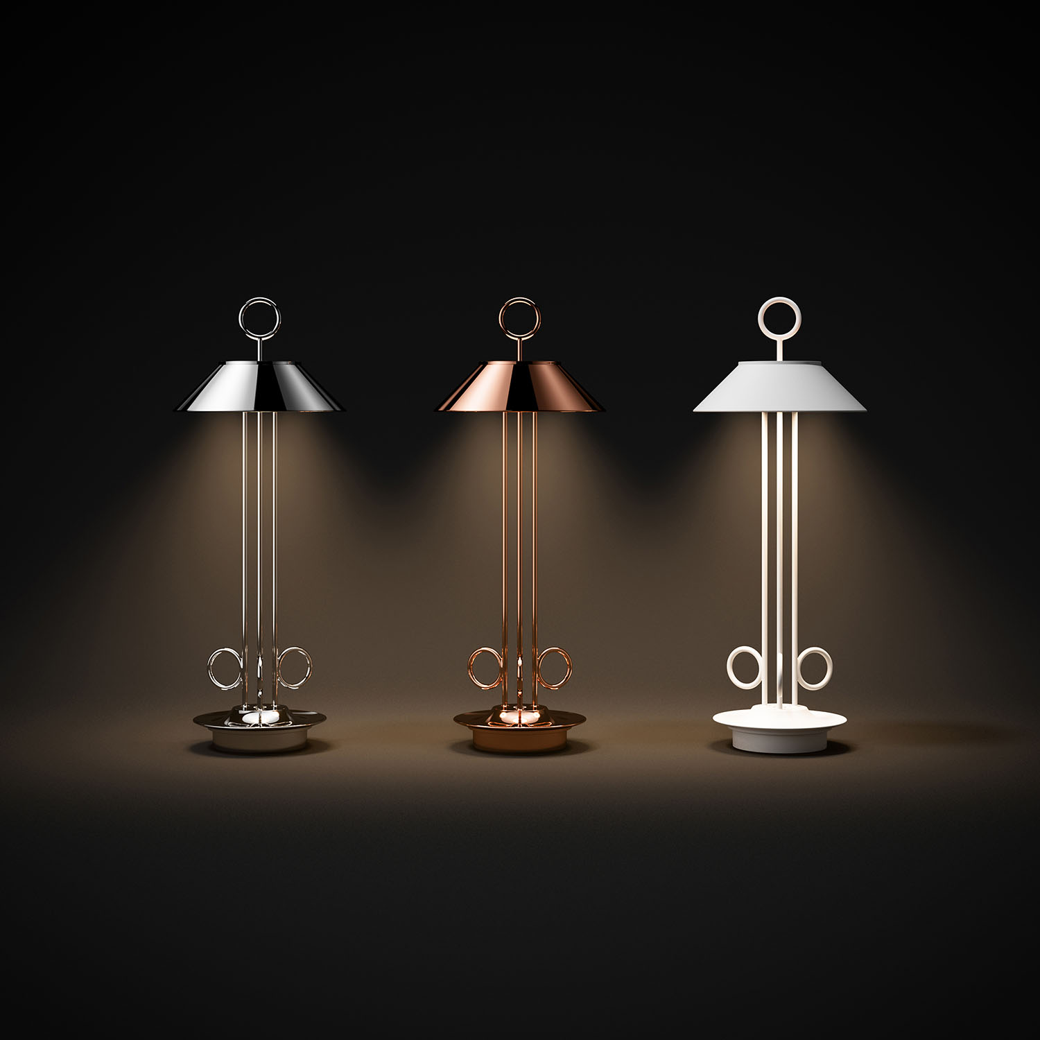 Drei metallische Lampen mit Ringdetails. Eine ist silber, eine kupferfarben und eine weiß, auf dunklem Hintergrund.