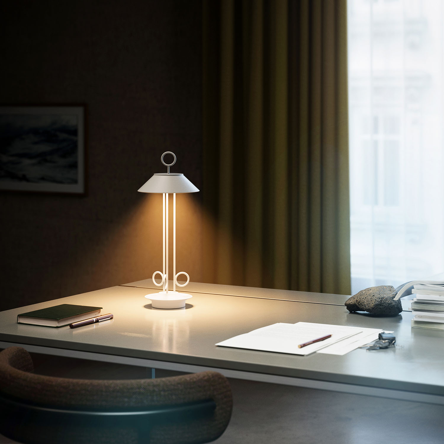Weiße Lampe auf einem Schreibtisch mit Notizbuch, Stift und Papieren. Dunkler Raum.