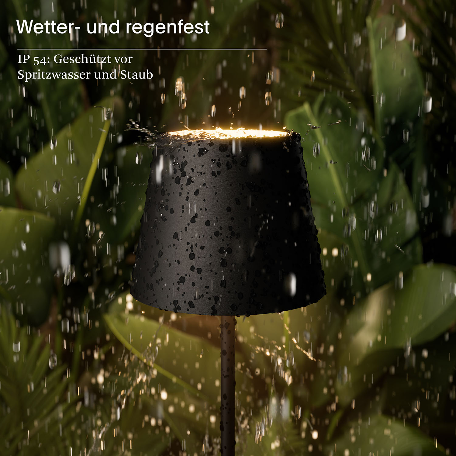Una lampada nera da esterno con goccioline d'acqua, con un lussureggiante sfondo verde.