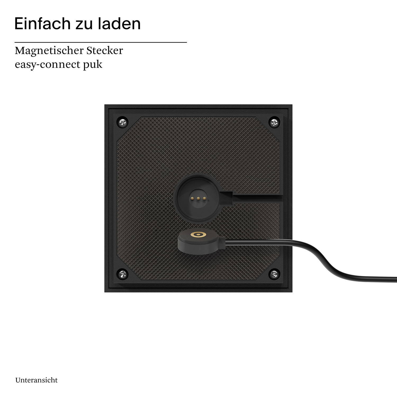 Eine Ladestation mit einem kleinen, runden Ladepad und einem Kabel auf schwarzem Untergrund.