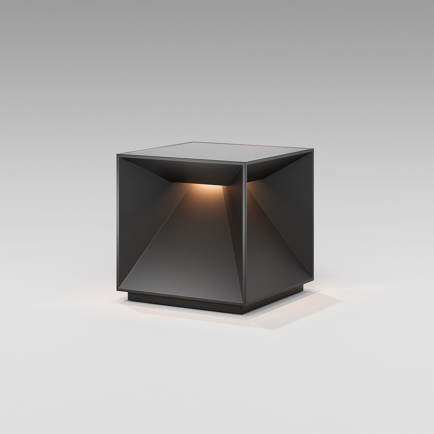 Eine schwarze würfelförmige Lampe mit einem Licht darin. Der Hintergrund ist weiß.