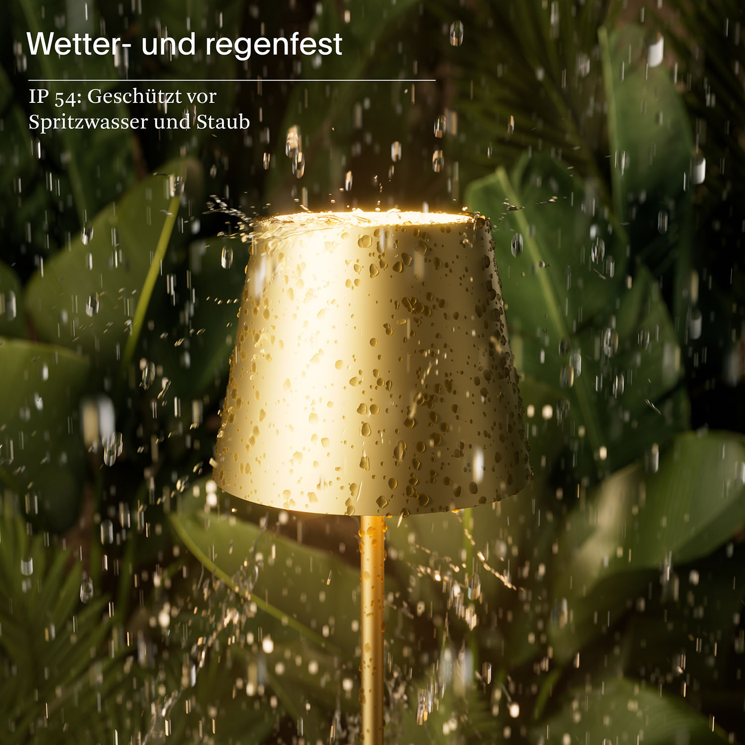 Goldene Lampe im Regen. Wassertropfen auf der Lampe mit grünem Laub im Hintergrund.