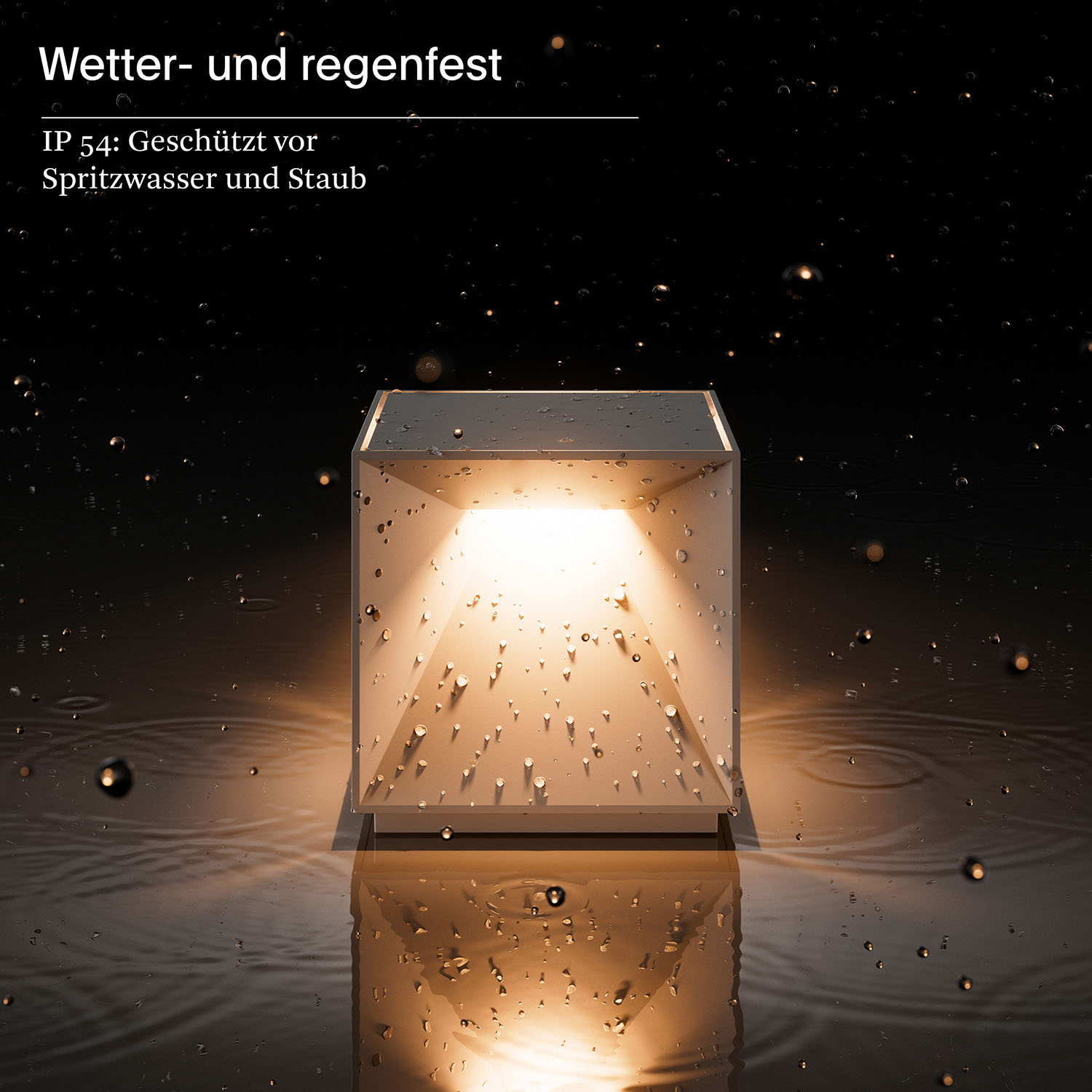 Eine weiße Außenlampe mit Wassertropfen und dunklem Hintergrund mit Regen.