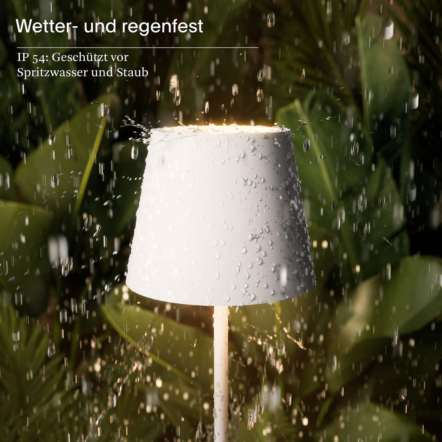 Weiße Lampe im Regen, mit Wassertropfen. Grüne Pflanzen im Hintergrund. Text: Wetter- und regenfest.