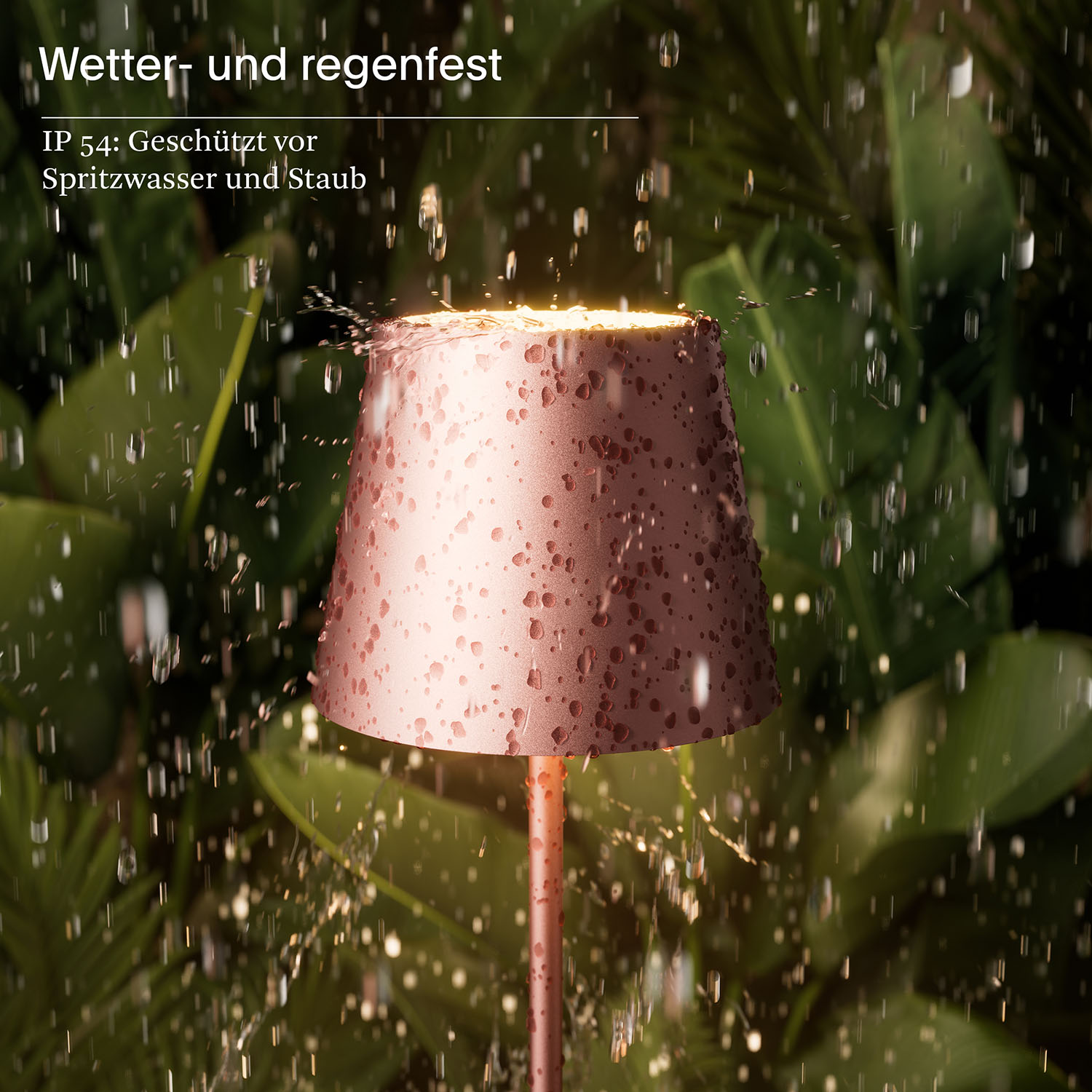 Kupferlampe im Regen. Wassertropfen bedecken die Lampe. Grünes Laub im Hintergrund.