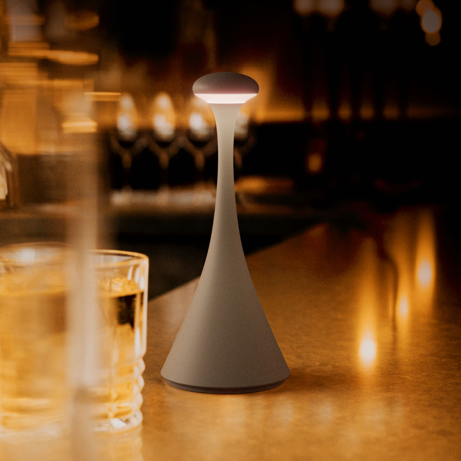 Moderne graue Tischlampe auf einer Bar, mit Hintergrundunschärfe.
