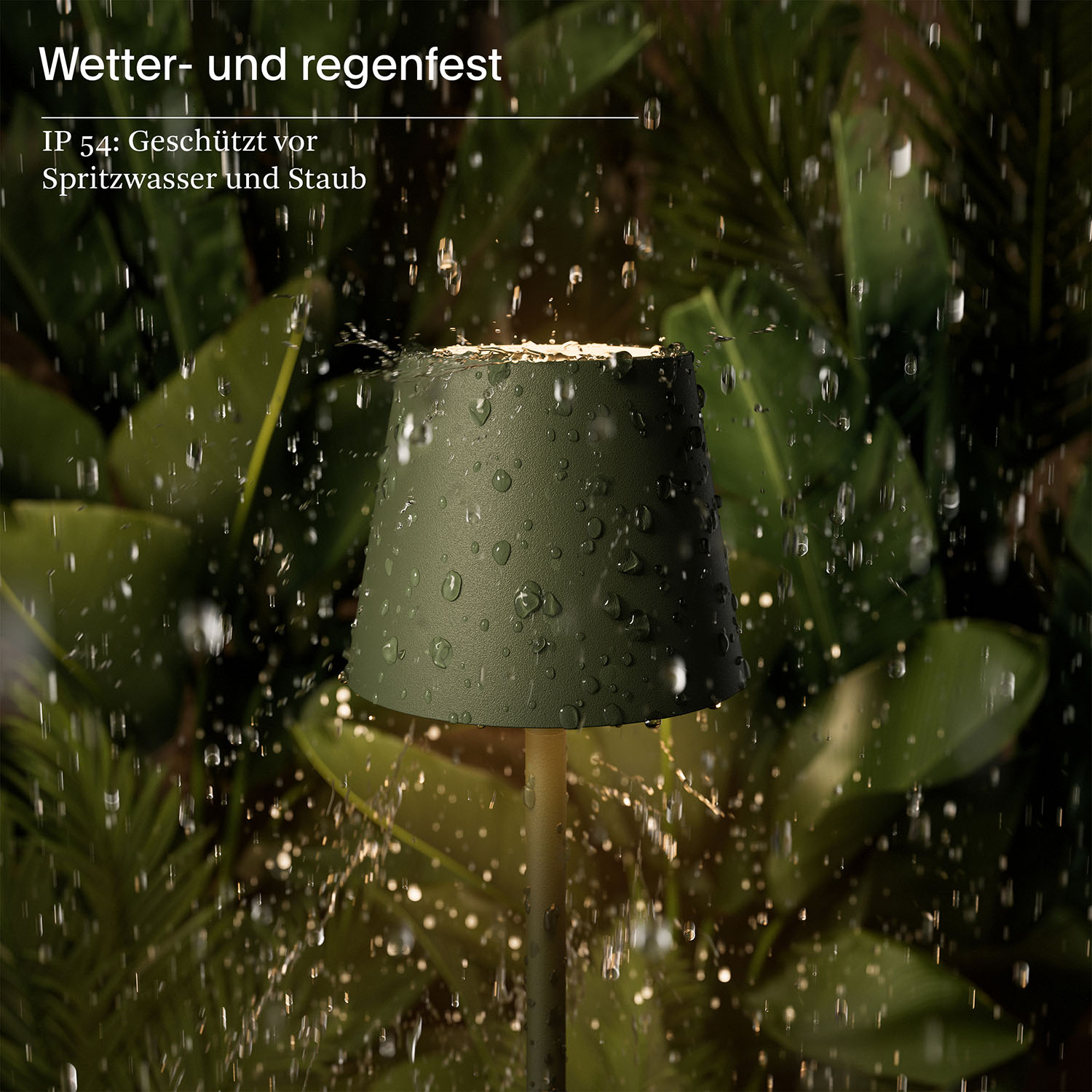 Grüne Außenlampe im Regen. Grünes Laub im Hintergrund.
