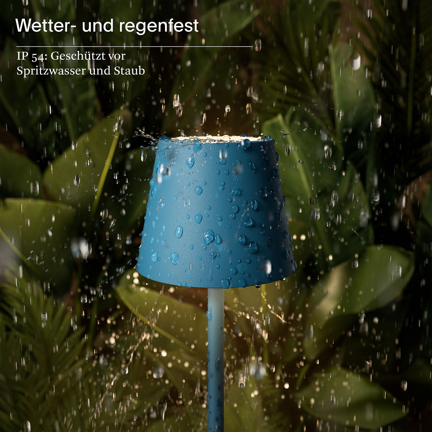 Blaue Lampe im Regen. Wassertropfen auf der Lampe. Grünes Laub im Hintergrund.