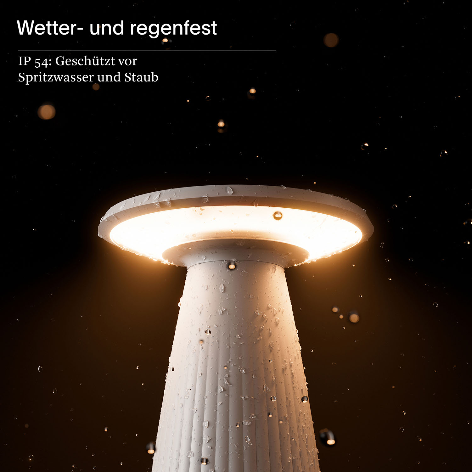Weiße Außenlampe, die Licht ausstrahlt, mit Wassertropfen, vor dunklem Hintergrund, Text: 'Wetterfest'.