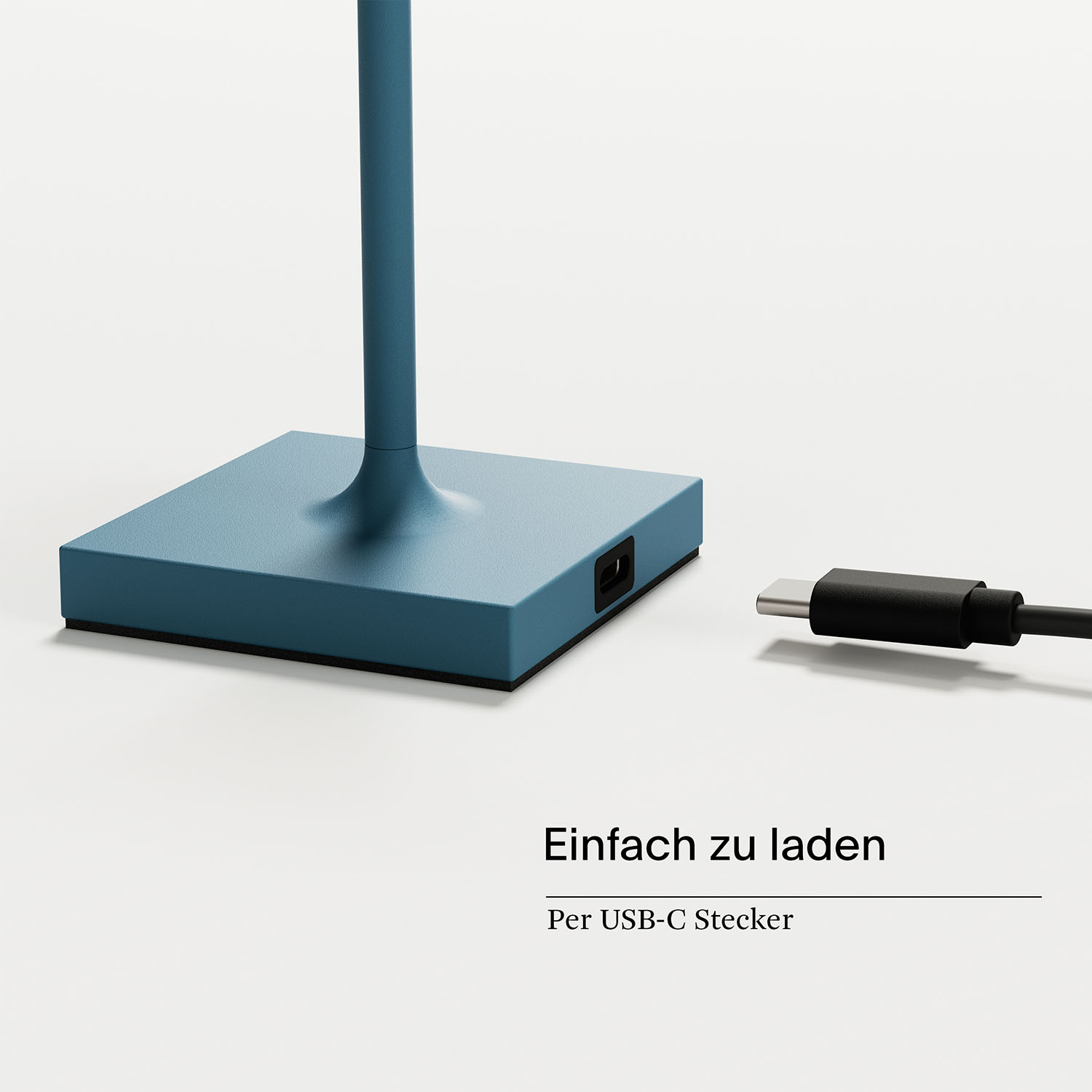 Blauer Lampensockel mit Ladeanschluss und USB-C-Kabel auf weißer Oberfläche.