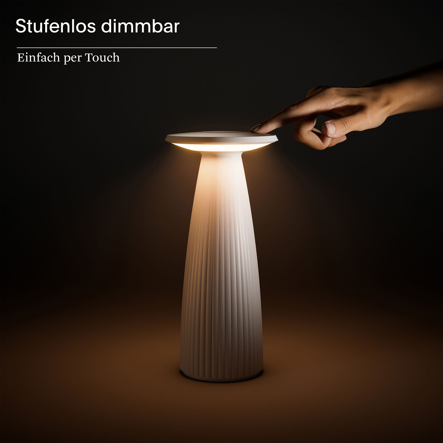 Eine Hand berührt eine weiße Lampe. Die Lampe strahlt Licht aus.