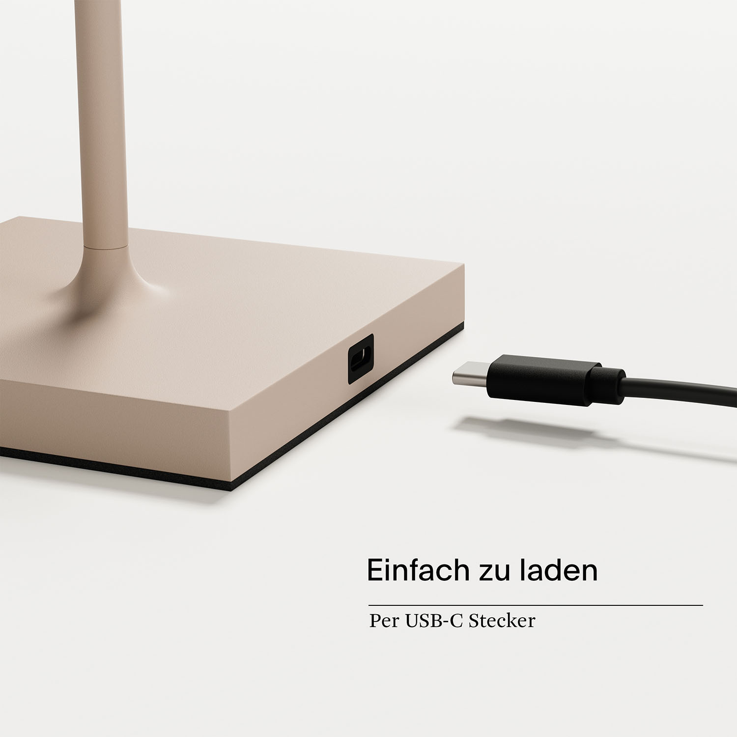 Beiger Lampenfuß mit USB-C-Anschluss, verbunden mit einem schwarzen Kabel. Text: Einfach zu laden.