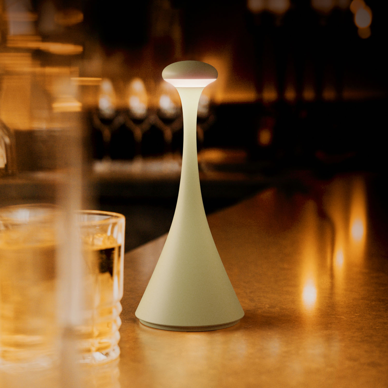 Moderne grüne Tischlampe auf einer Bar, mit Hintergrundunschärfe.