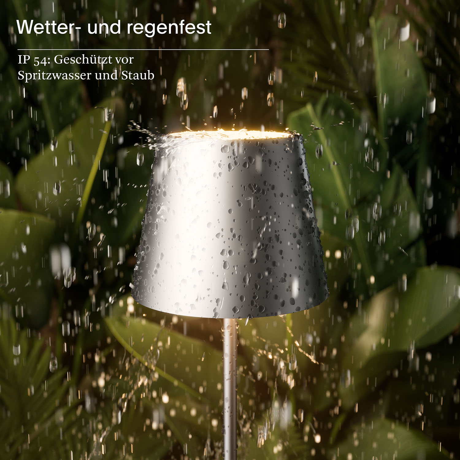Außenlampe, die vom Regen beleuchtet wird. Wassertropfen sind auf der Lampe zu sehen. Grüne Blätter verschwommen.
