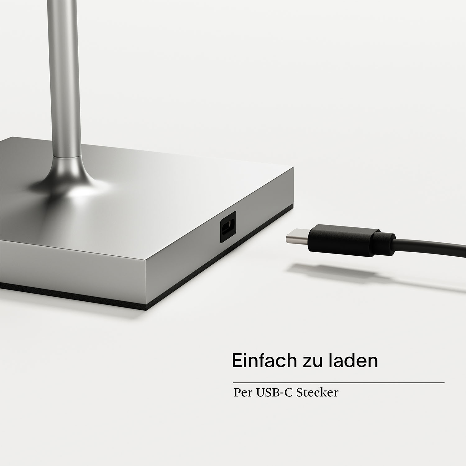 Nahaufnahme des Lampensockels mit USB-C-Anschluss. Kabel eingesteckt, weißer Hintergrund.