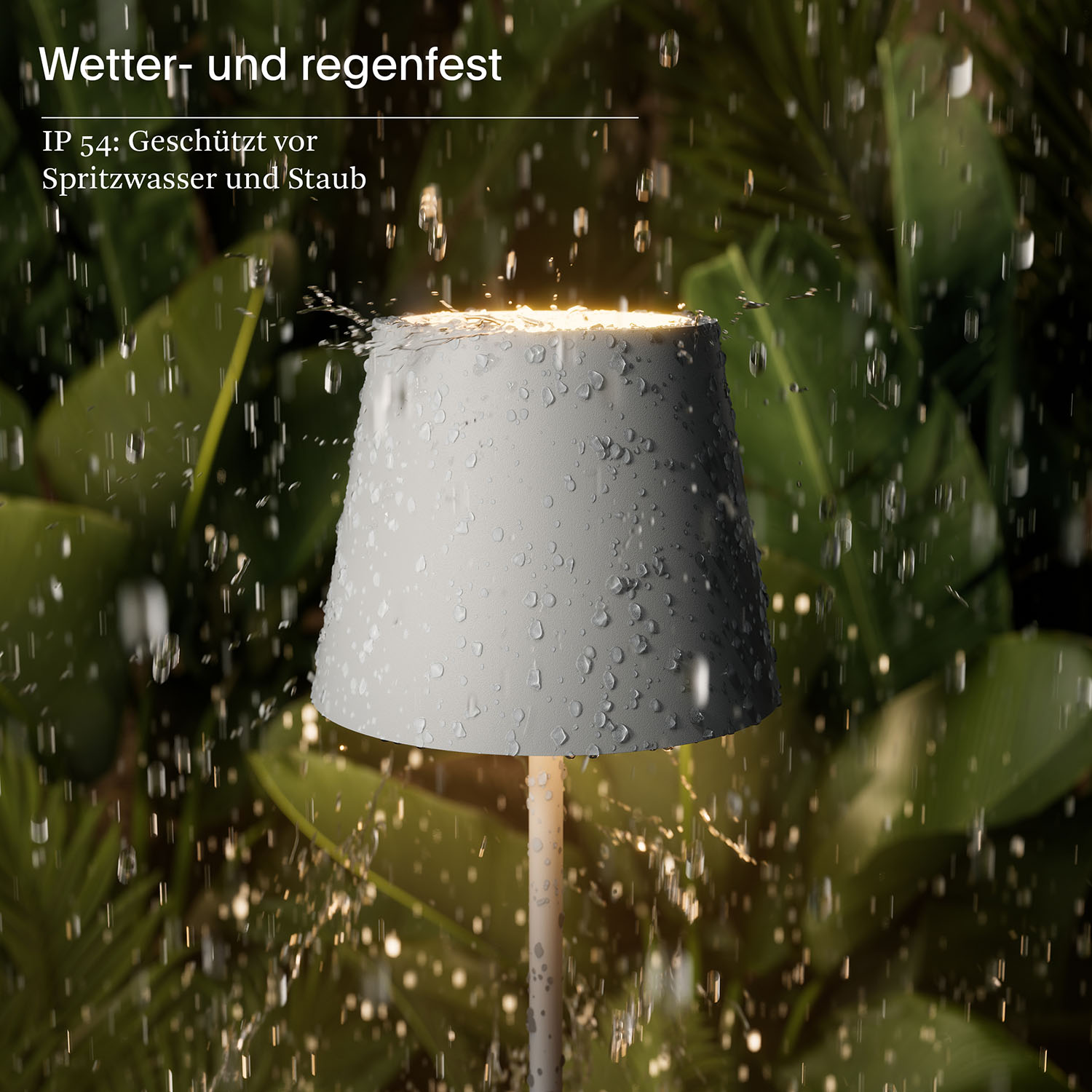 Eine weiße Lampe mit Wassertropfen, in einer grünen Umgebung im Freien.