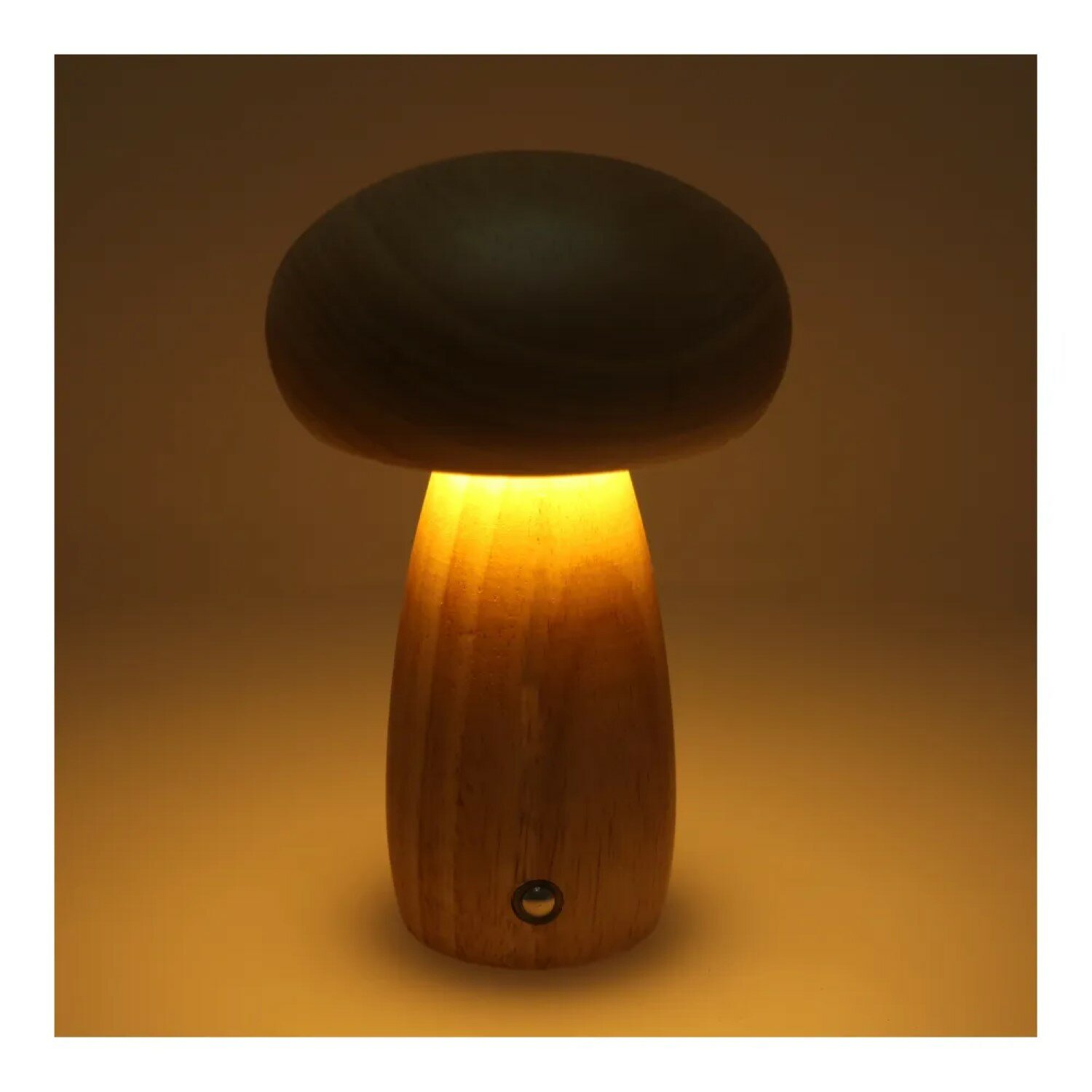 Eine holzfarbene pilzförmige Lampe strahlt ein warmes Licht aus Kappe und Stiel aus.