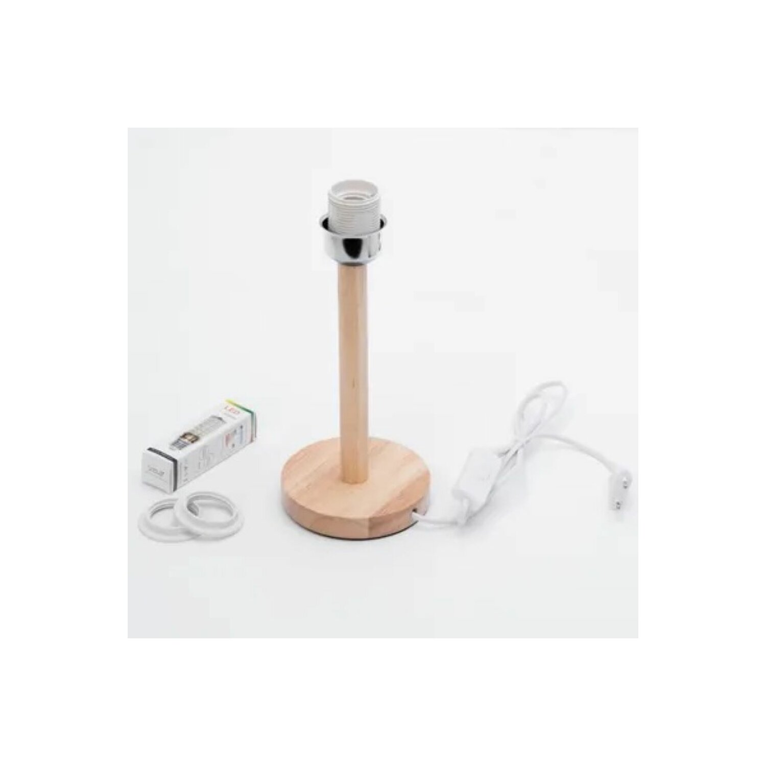 Ein hölzerner Tischlampensockel mit Lampenfassung, Netzkabel und einigen Ringen.