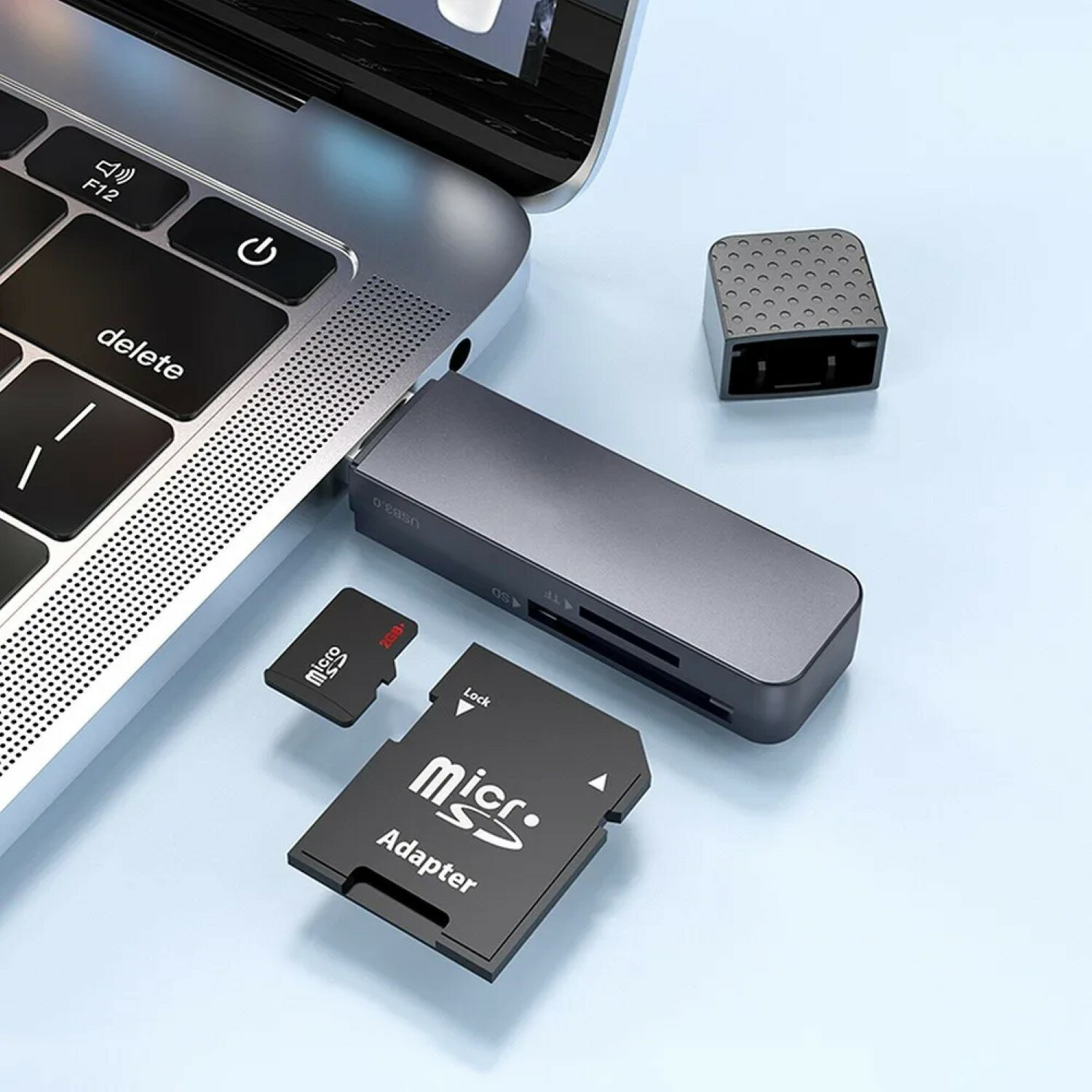 Ein Laptop mit SD-Kartenleser und zwei SD-Karten. Adapter und Karten sind vorhanden.