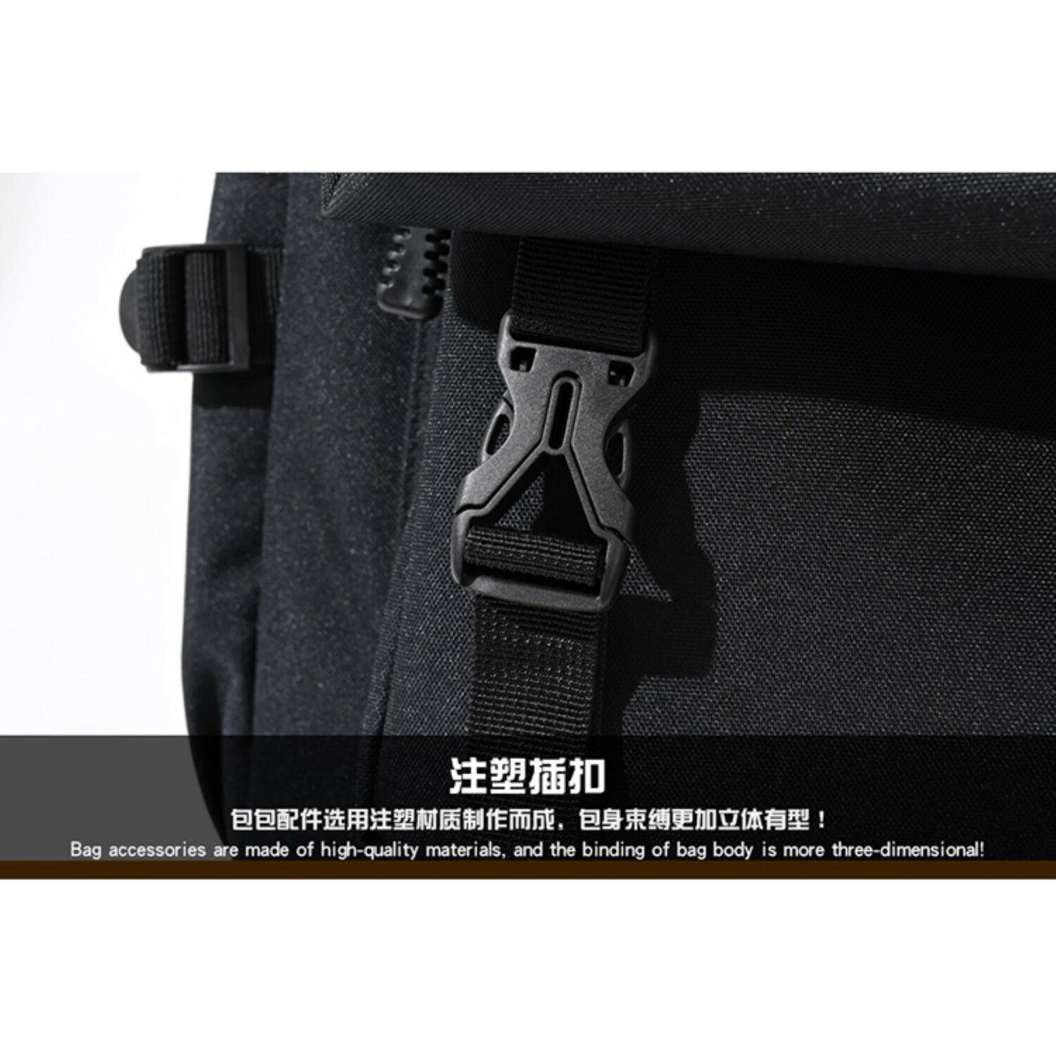 Nahaufnahme der Schnalle eines schwarzen Rucksacks. Die Schnalle ist befestigt und die Tasche ist schwarz.