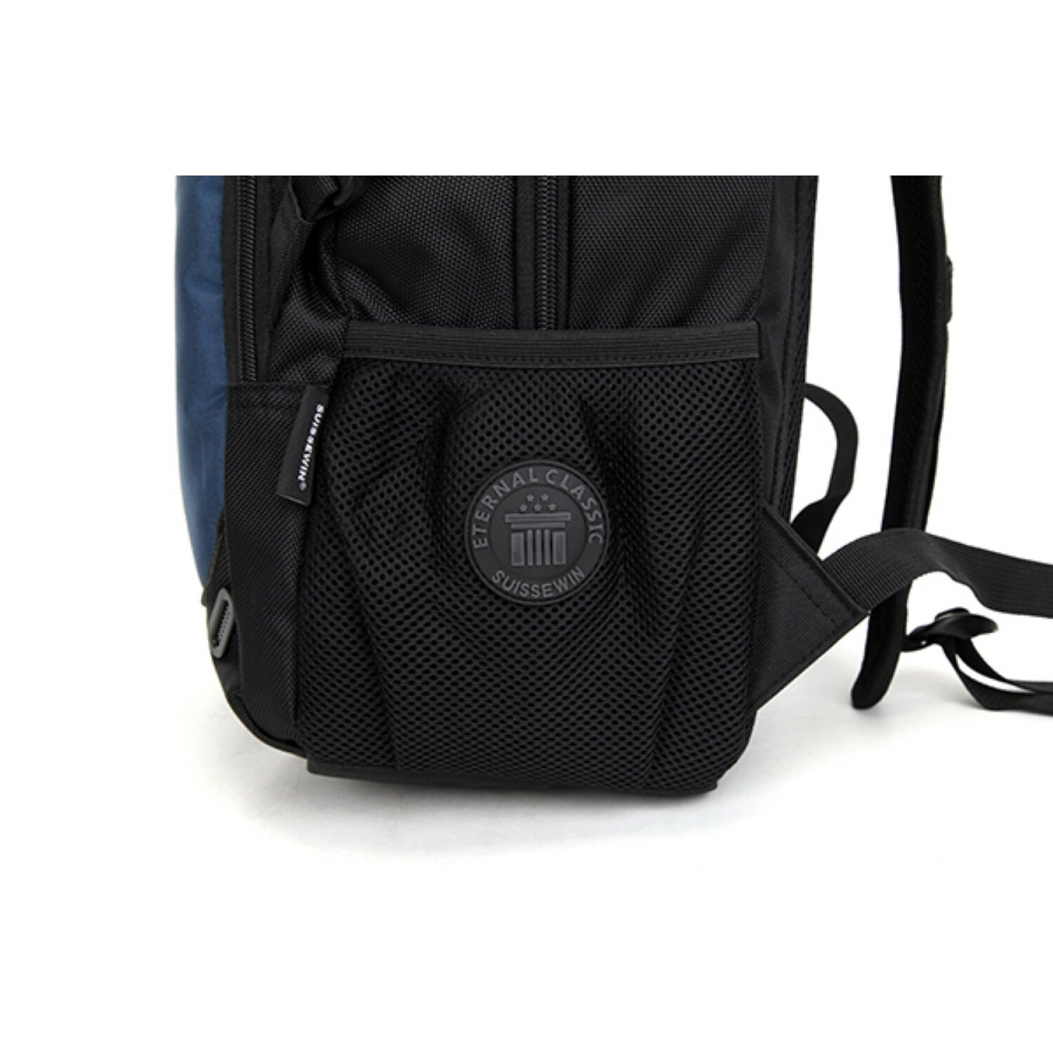 Rucksack-Detail: schwarze Netztasche mit Logo, blaues Seitenteil.