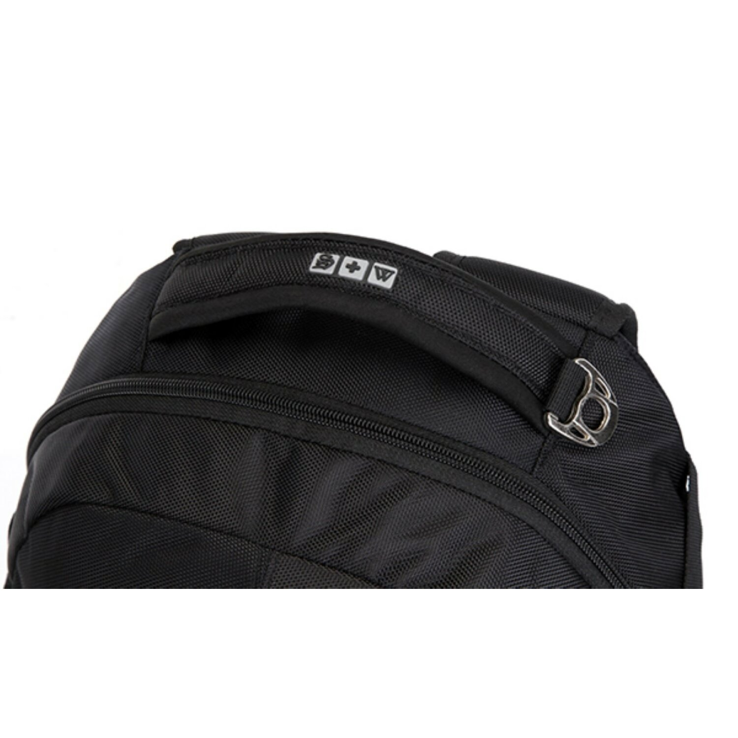 Ein schwarzer Rucksack mit Griff und silberner Schnalle auf weißem Hintergrund.
