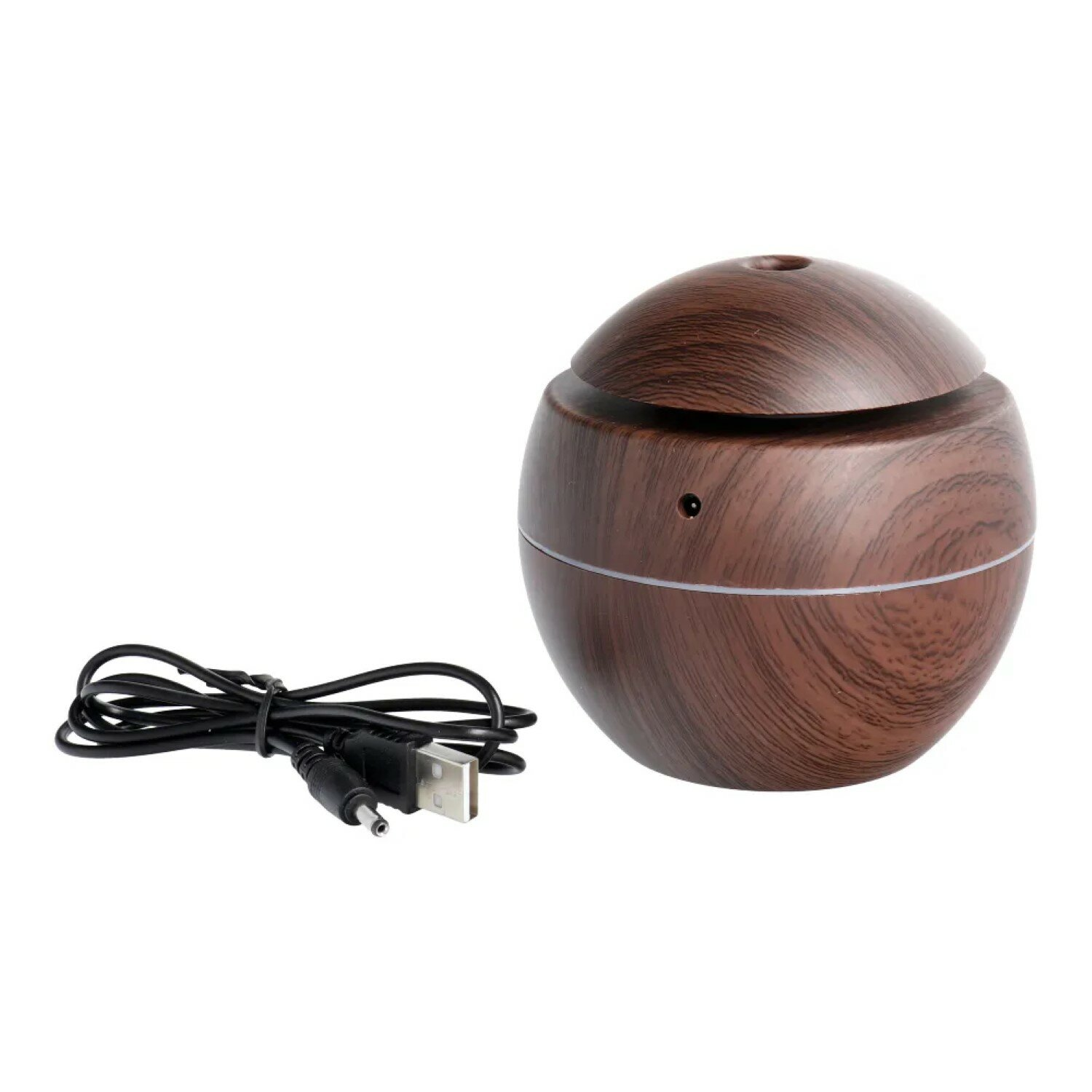 Ein Diffusor mit Holzmaserung und einem schwarzen USB-Kabel. Weißer Hintergrund.