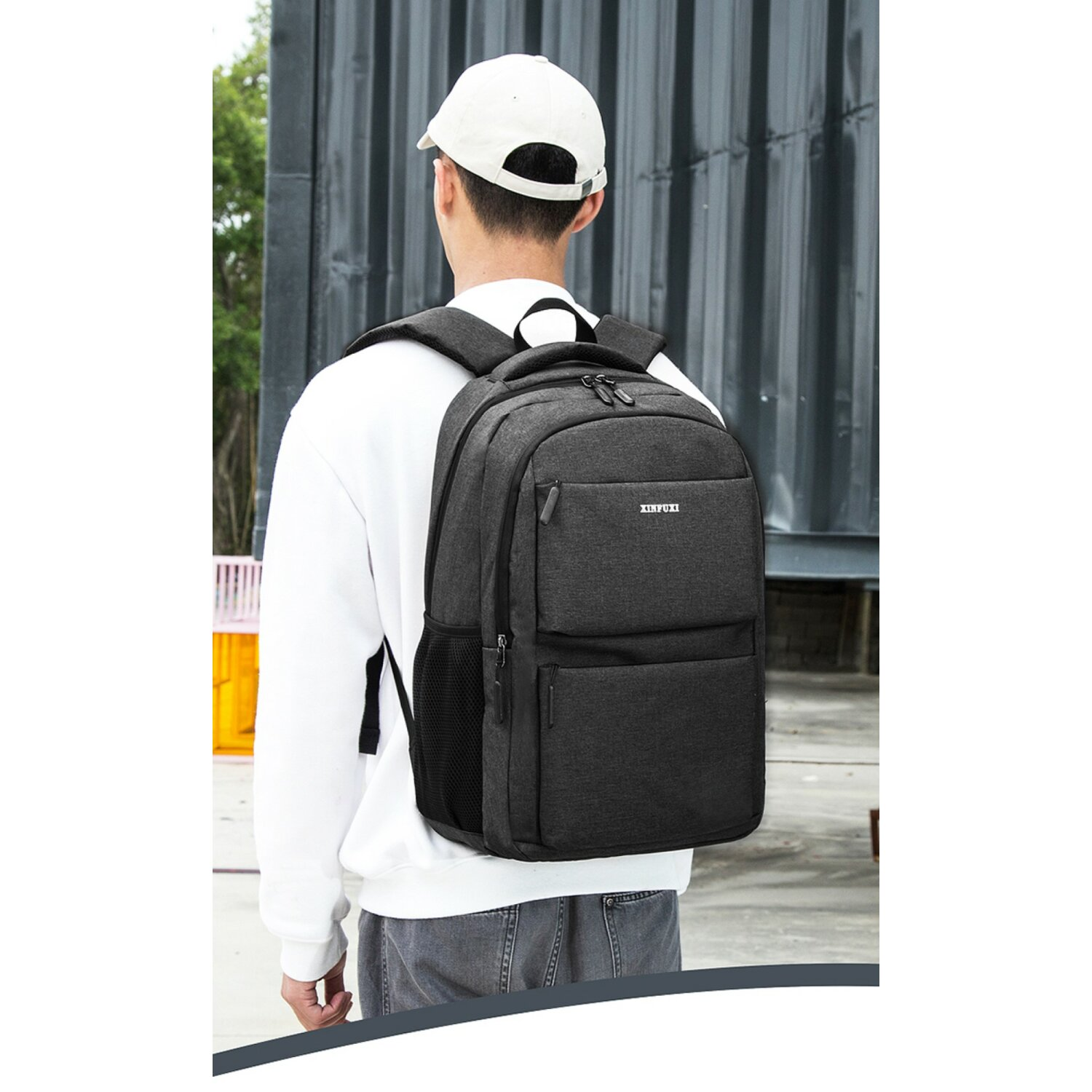 Eine Person mit weißem Hemd und einem schwarzen Rucksack mit Markennamen darauf.