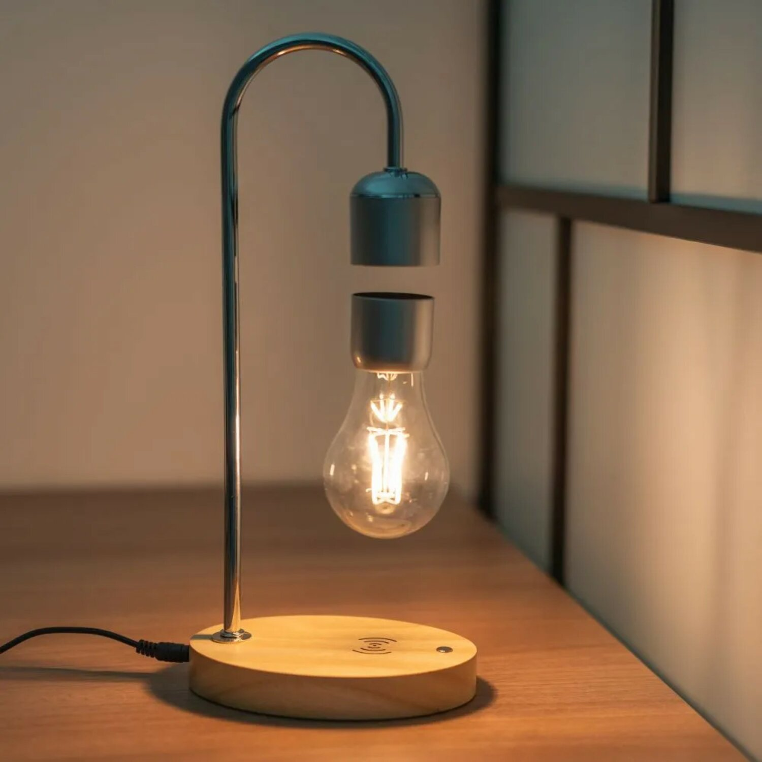 Schwebende Glühbirnenlampe auf Holzsockel.