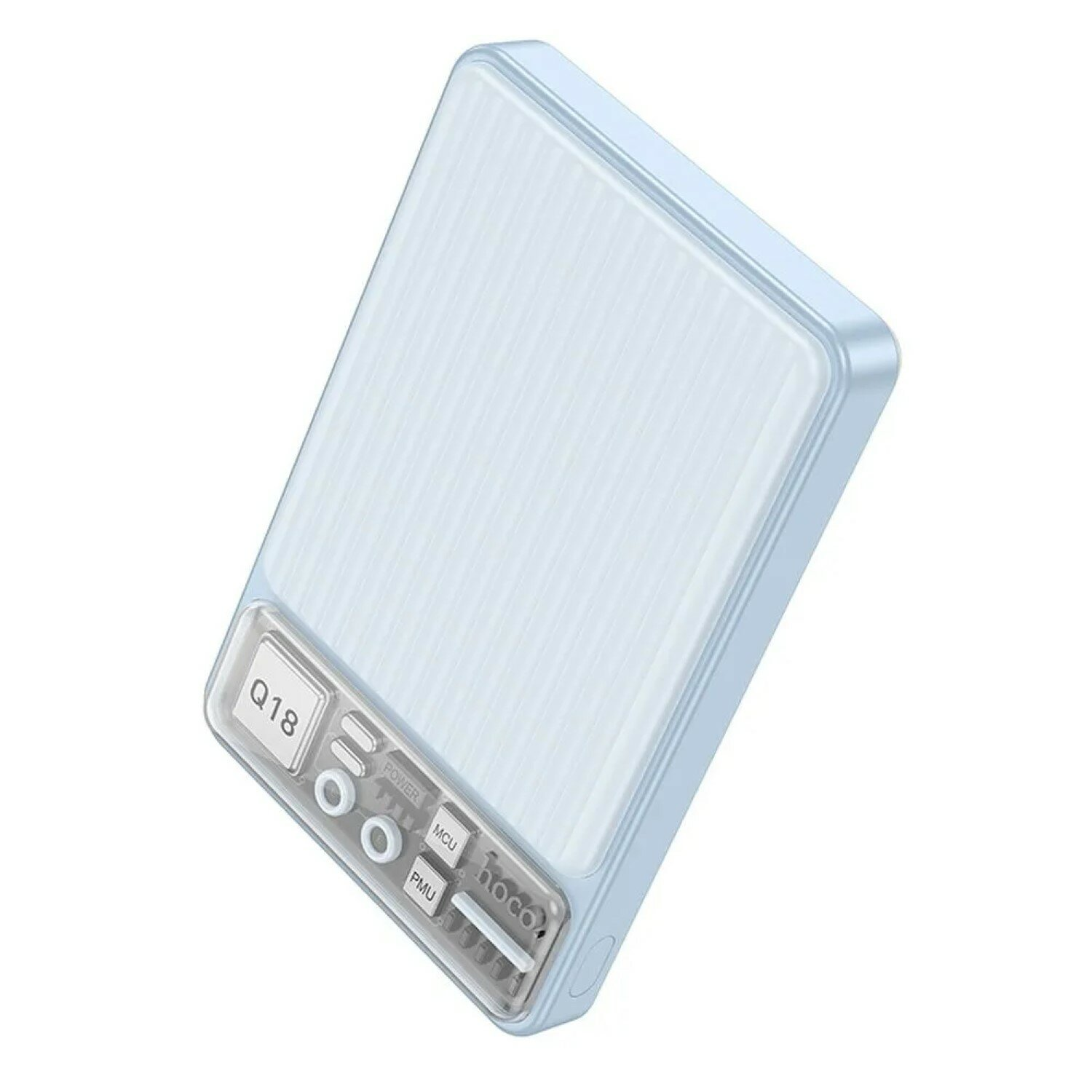 Eine hellblaue, rechteckige Powerbank. Es hat Knöpfe und Anschlüsse auf einer Seite und ist geneigt.