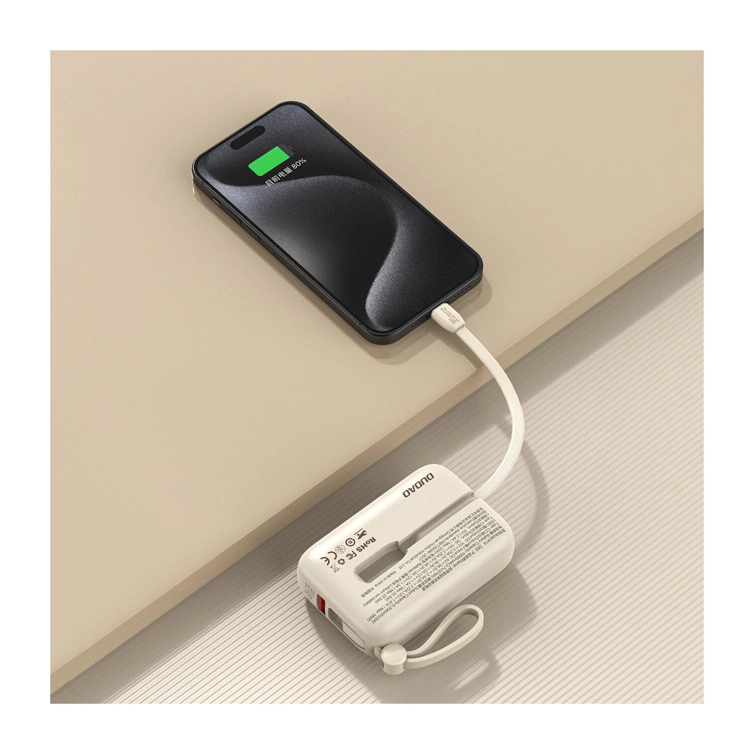 Smartphone nero che carica un power bank bianco. Cavo li collega. Il telefono mostra l'80%.