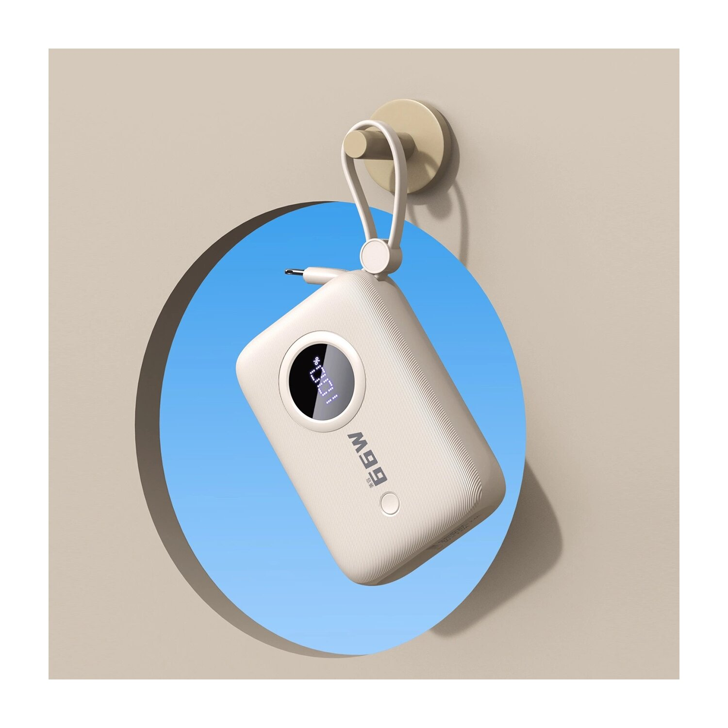 Un power bank bianco appeso a una parete beige. Ha uno schermo e un passante per un cinturino.
