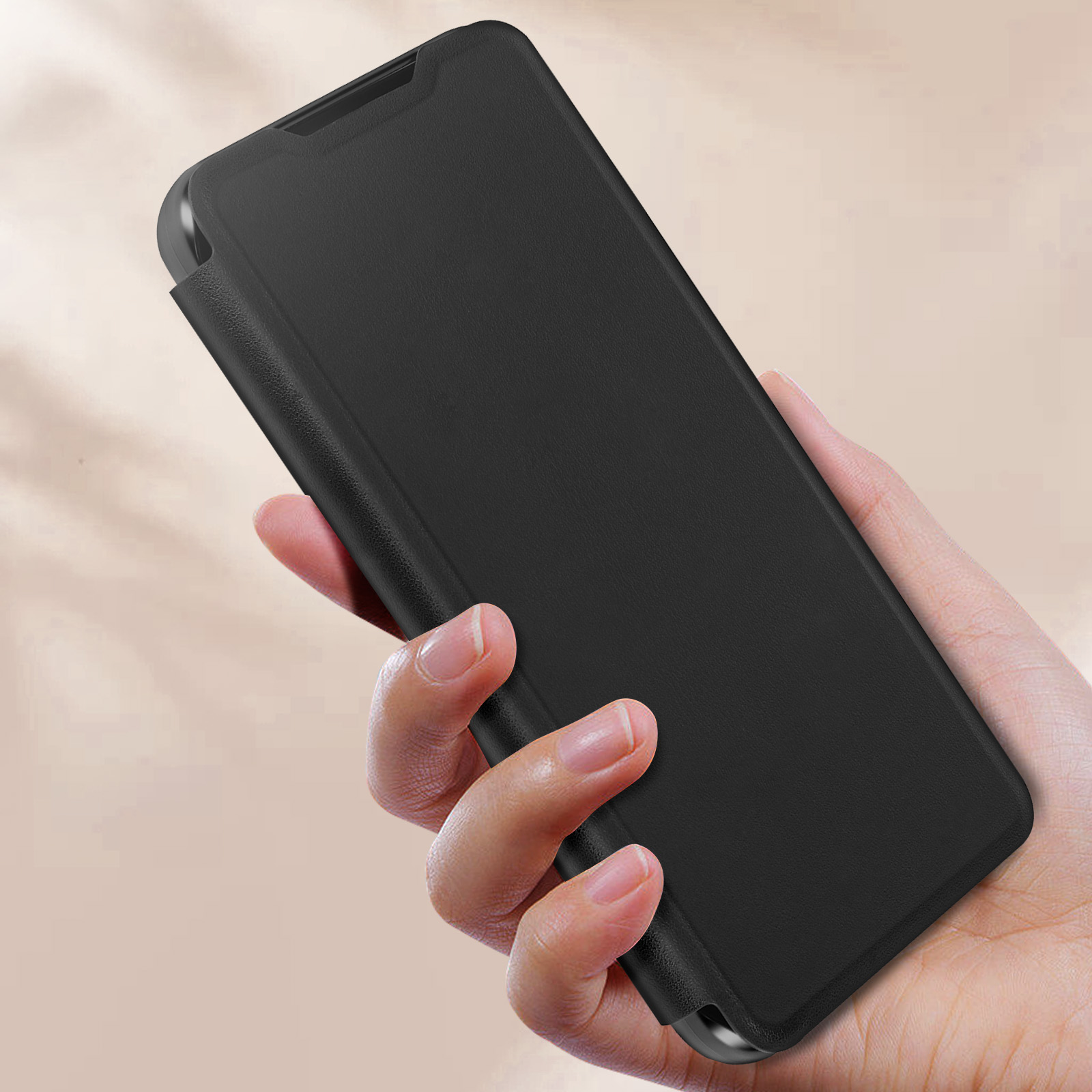 Hand hält eine schwarze Handyhülle.