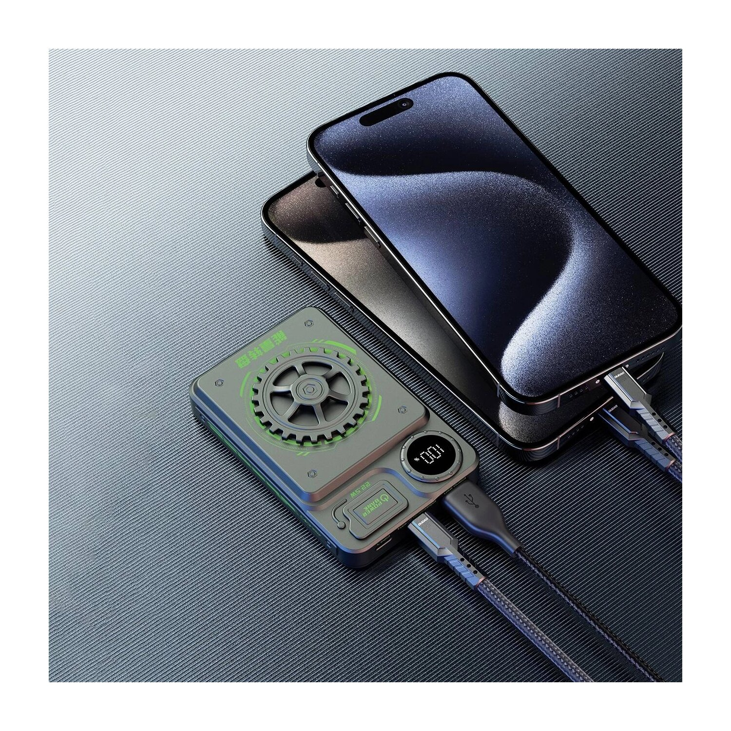 Power bank z ładowaniem telefonu. Telefon i power bank na teksturowanej powierzchni.