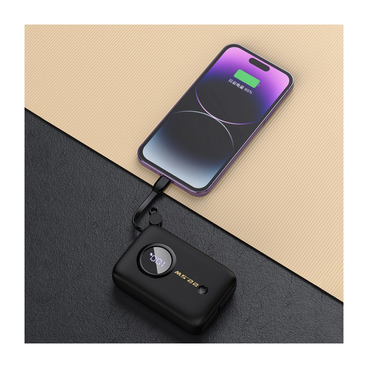Eine schwarze Powerbank lädt ein lila Telefon auf. Die Powerbank hat eine Digitalanzeige mit 100% Ladung.