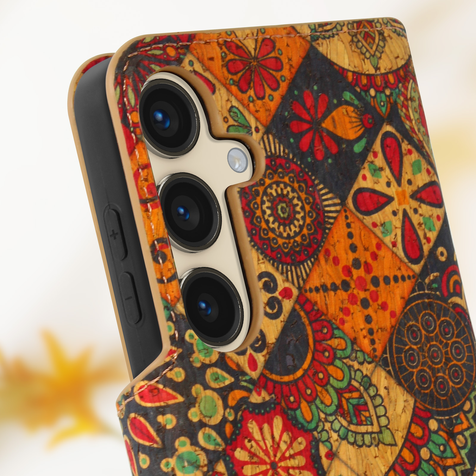 Una colorata custodia per telefono con obiettivi della fotocamera visibili su un telefono.