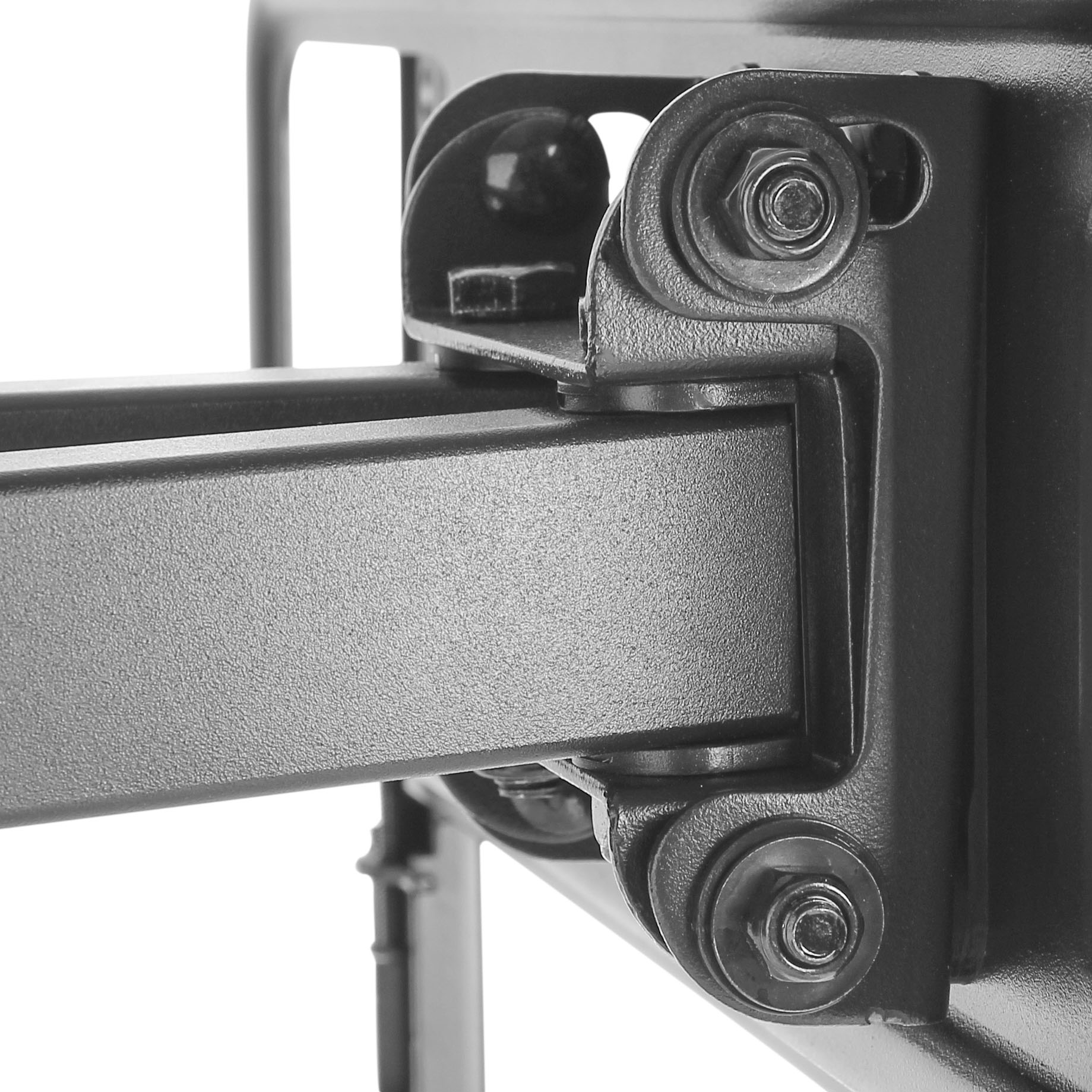 Primer plano de un soporte de metal negro con pernos y tornillos. El soporte es parte de una estructura más grande.
