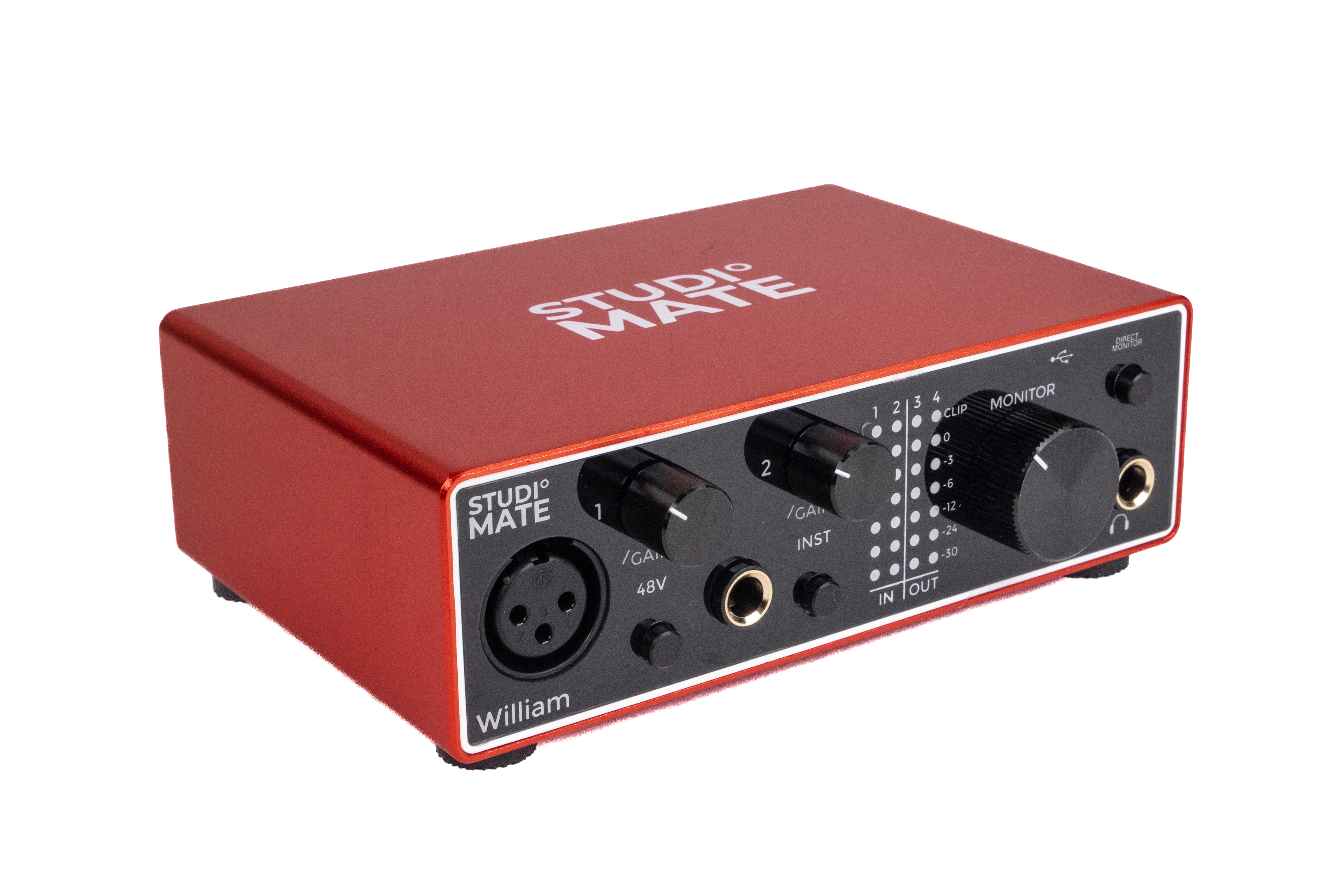 Ein rotes Studio Mate Audiointerface. Es hat Regler, Knöpfe und Ein-/Ausgangsbuchsen. Weißer Hintergrund.