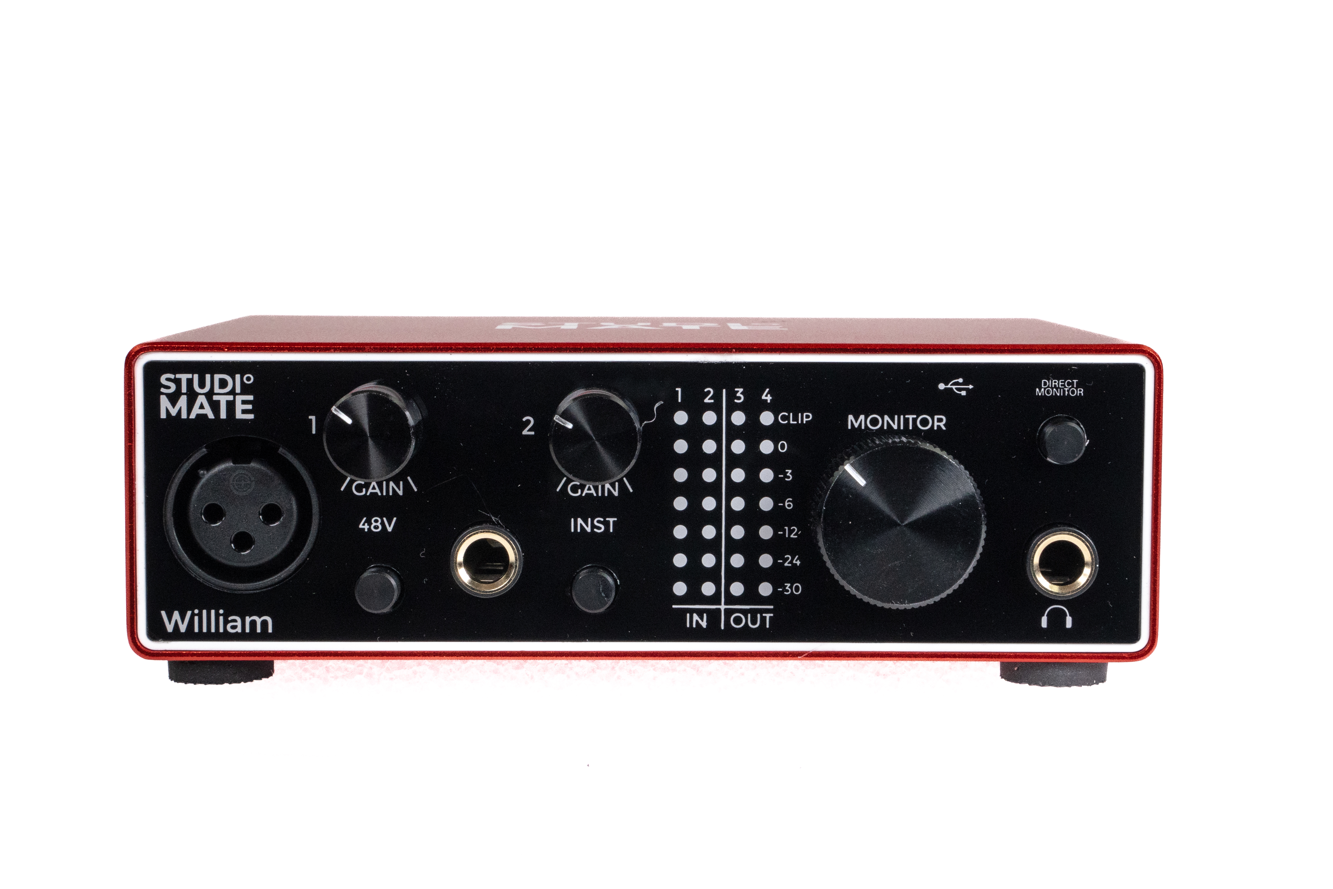 Ein rotes Audio-Interface. Es hat Knöpfe, Eingänge und Ausgänge mit der Bezeichnung 'STUDIO MATE' und 'William'.