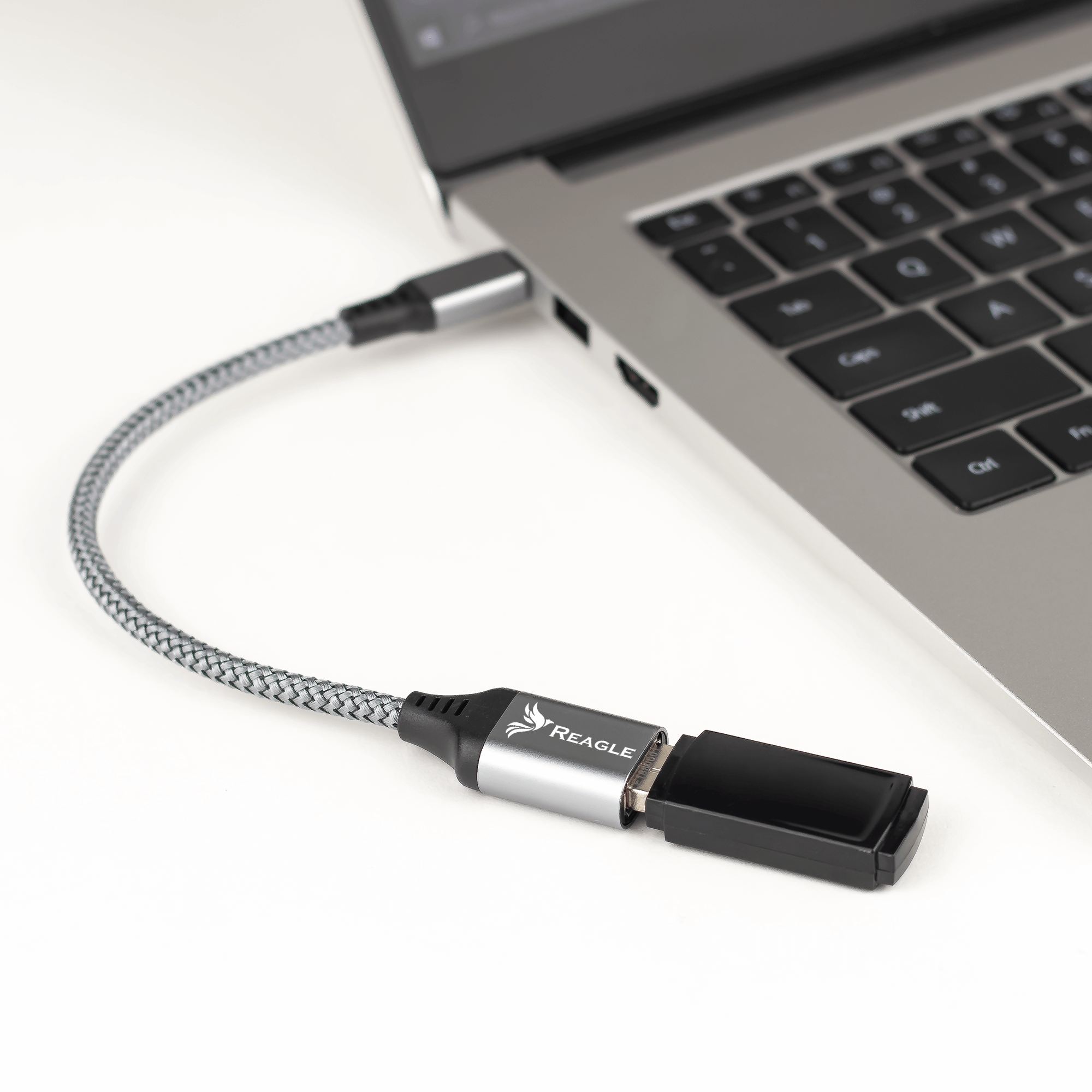 Laptop podłączony do adaptera USB-C do HDMI. Adapter jest podłączony do laptopa.