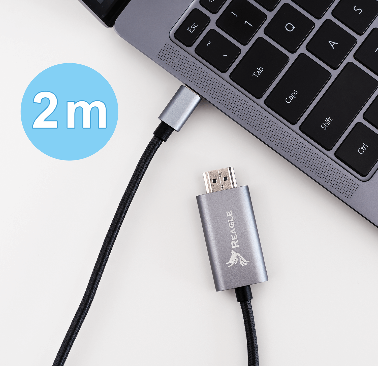 Kabel HDMI podłączony do laptopa. Kabel jest srebrny i czarny, pokazuje odległość 2m.