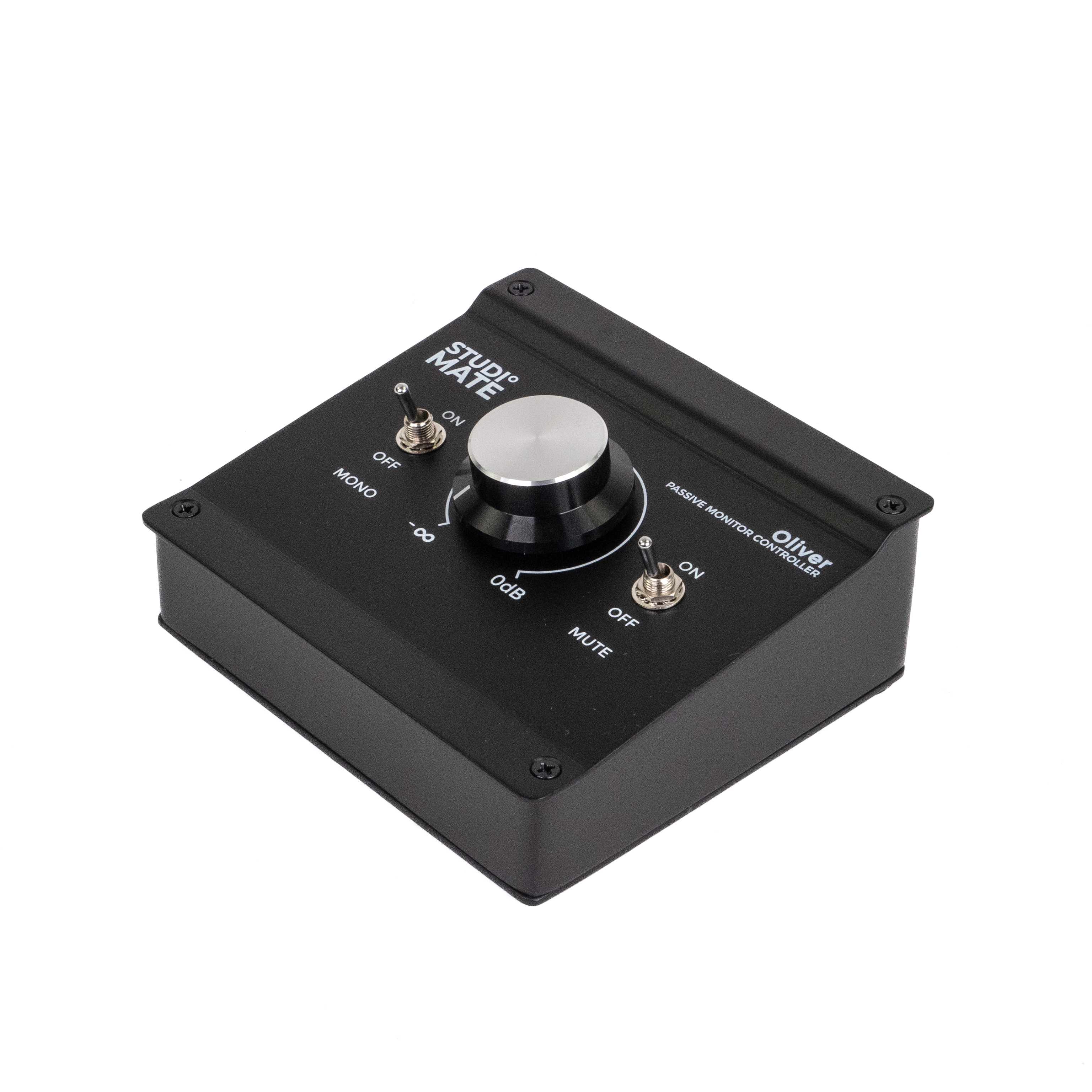 Ein schwarzer Audio-Mixer mit Knöpfen und Schaltern. Der Text 'Studio Mate' ist sichtbar.