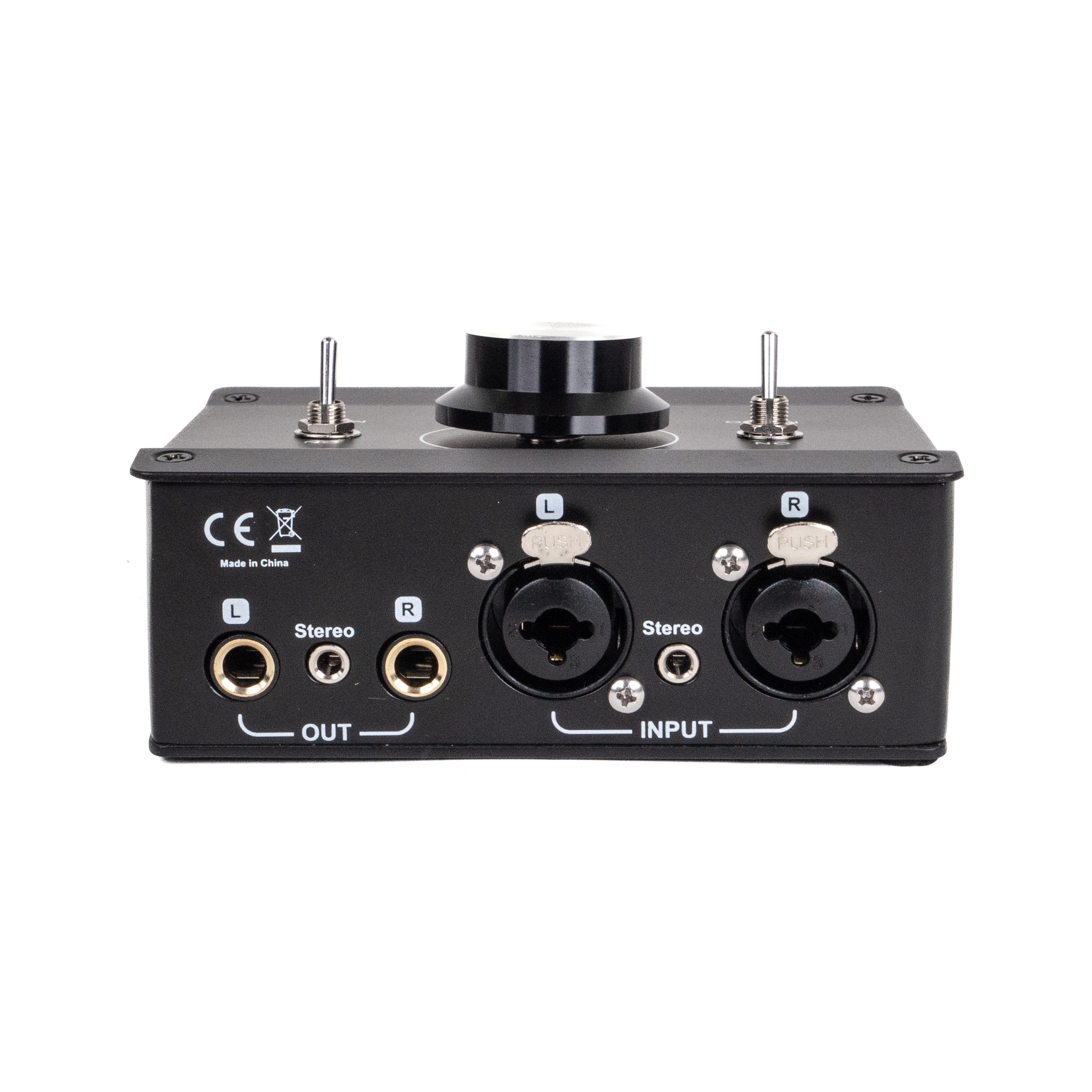 Ein schwarzes Audiointerface mit Ein-/Ausgangsbuchsen, einem Lautstärkeregler und Kippschaltern.