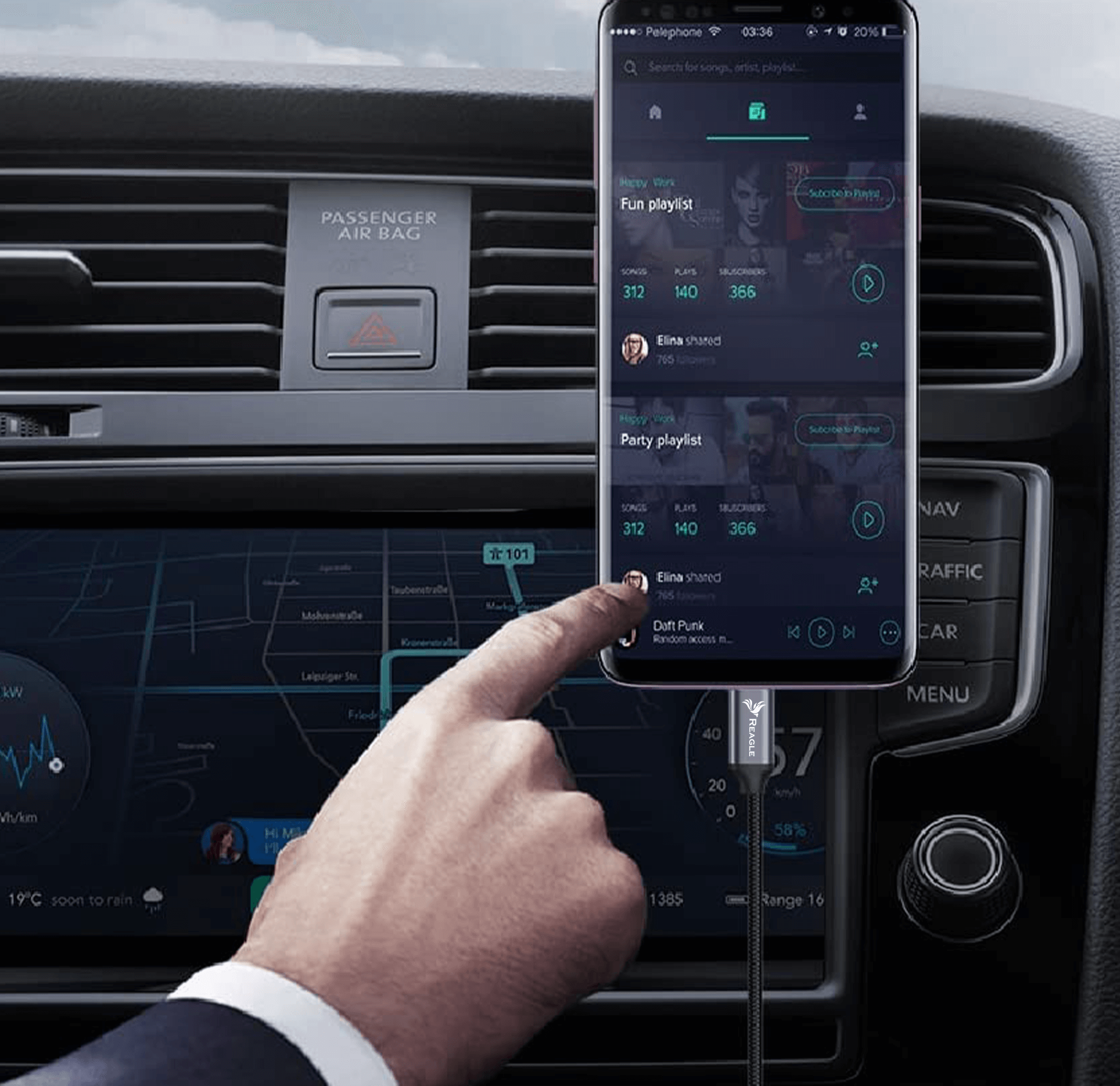 Osoba korzysta z telefonu w samochodzie, podłączonego do ładowarki. Telefon wyświetla listę odtwarzania muzyki.