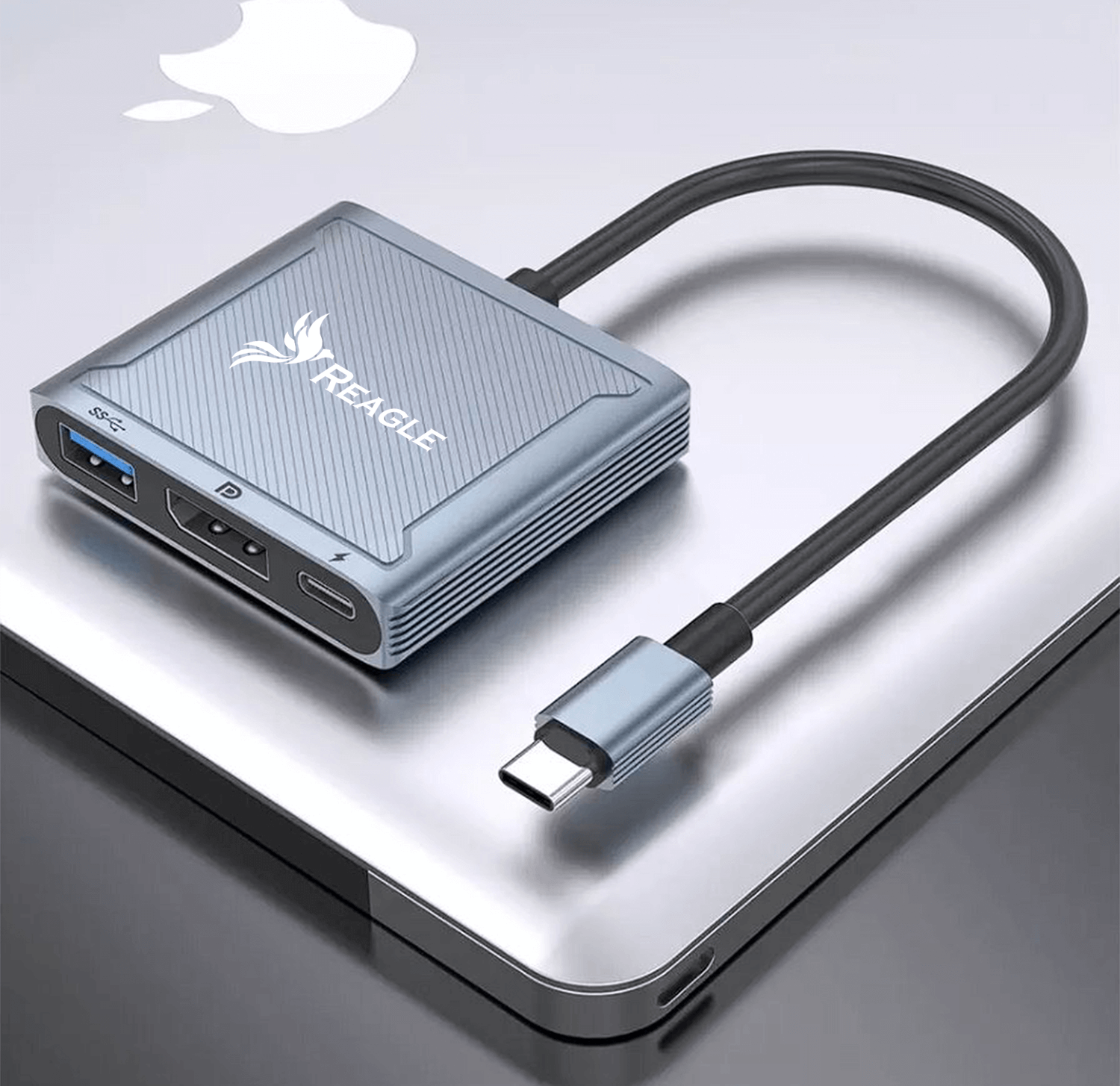 Srebrno-niebieski hub USB-C na laptopie. Posiada wiele portów, w tym USB i HDMI, z logo.