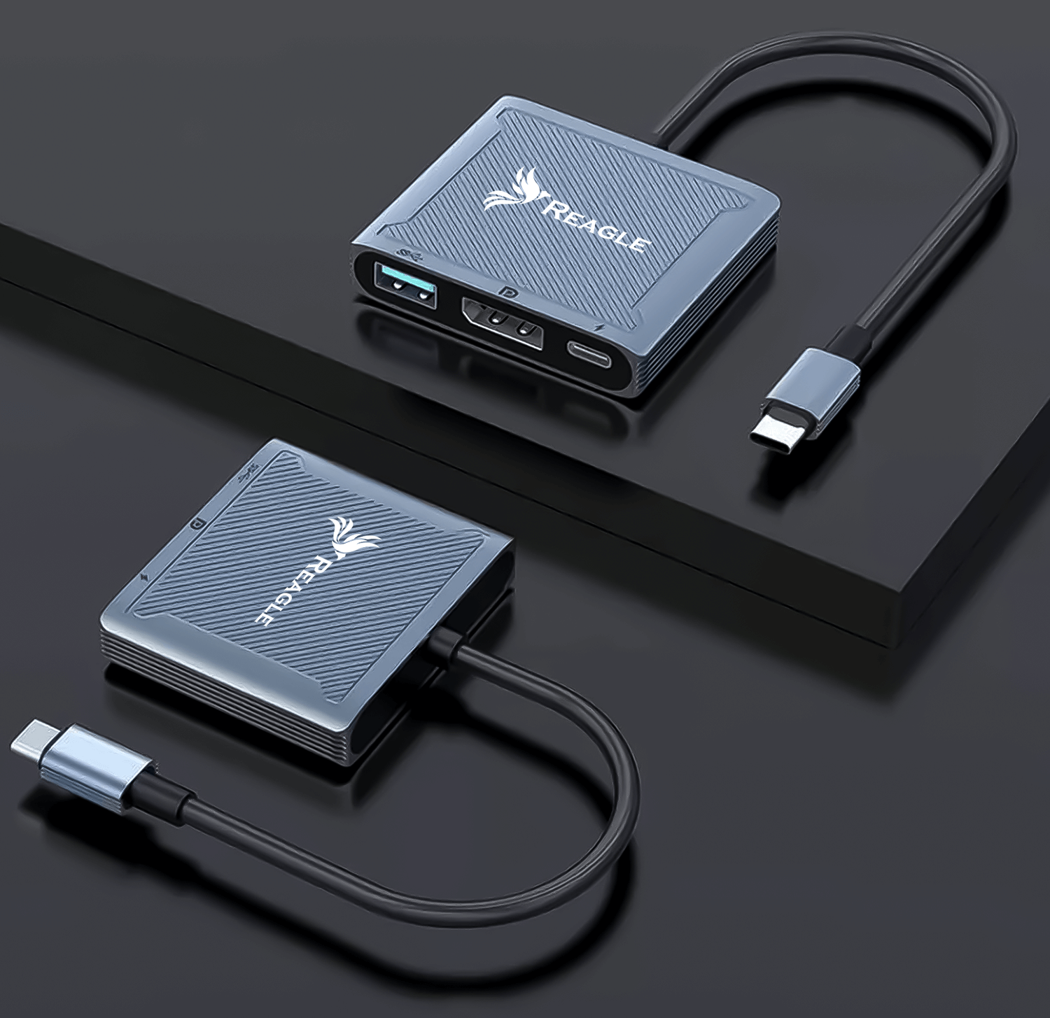 Dwa adaptery REAGLE USB-C. Jeden z portami USB i HDMI, drugi z portem USB-C.