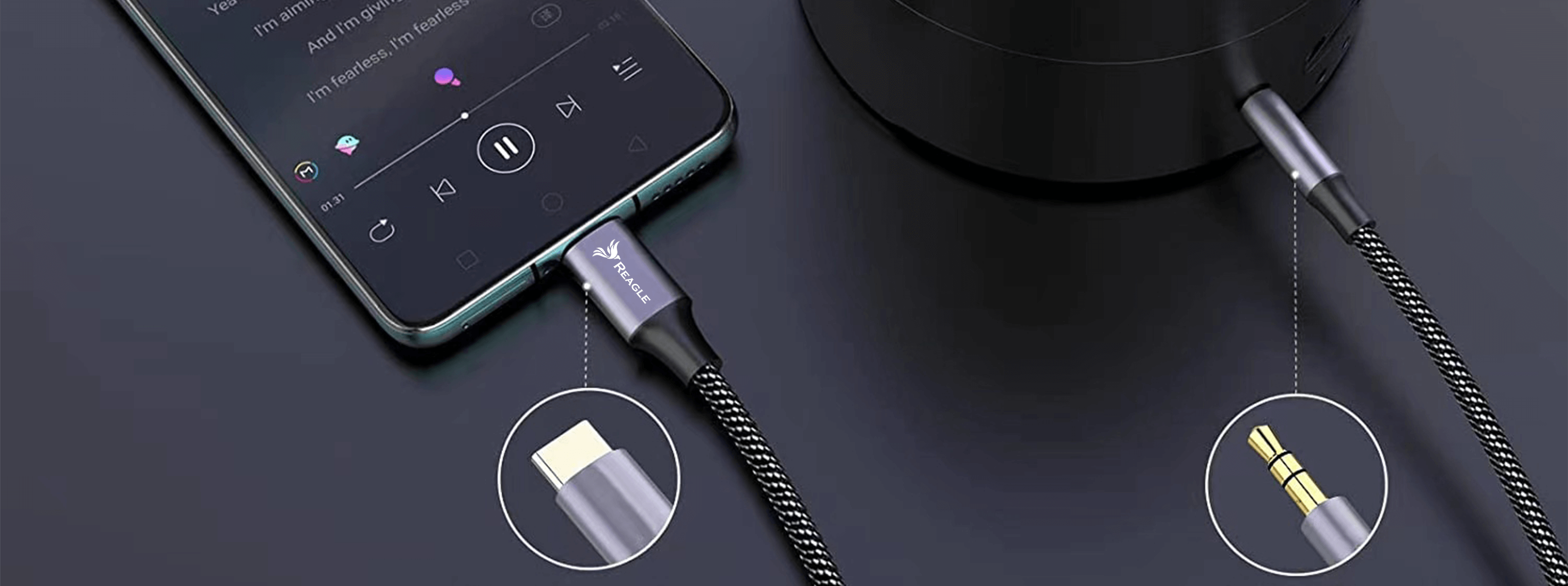 Smartfon podłączony do głośnika kablem USB-C i kablem 3,5mm.