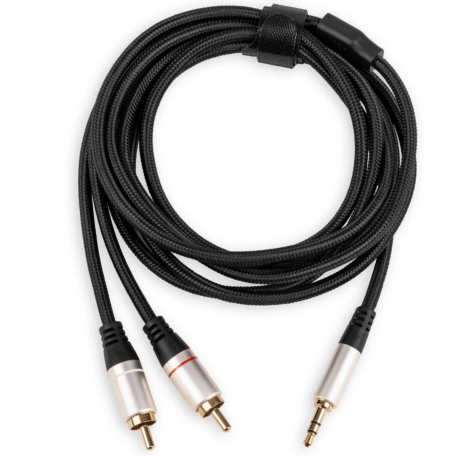 Schwarzes Audiokabel mit Cinch- und 3,5-mm-Anschlüssen. Das Kabel ist auf weißem Hintergrund aufgerollt.