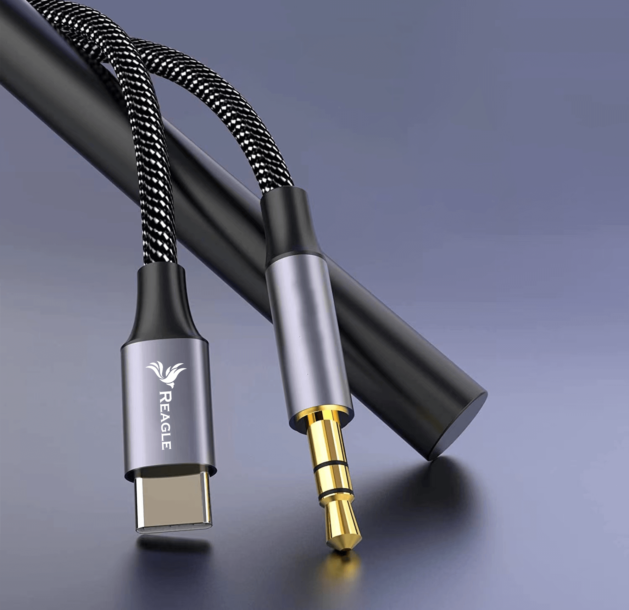 Pleciony kabel audio USB-C do 3,5 mm z czarnymi i szarymi złączami. Szare tło.
